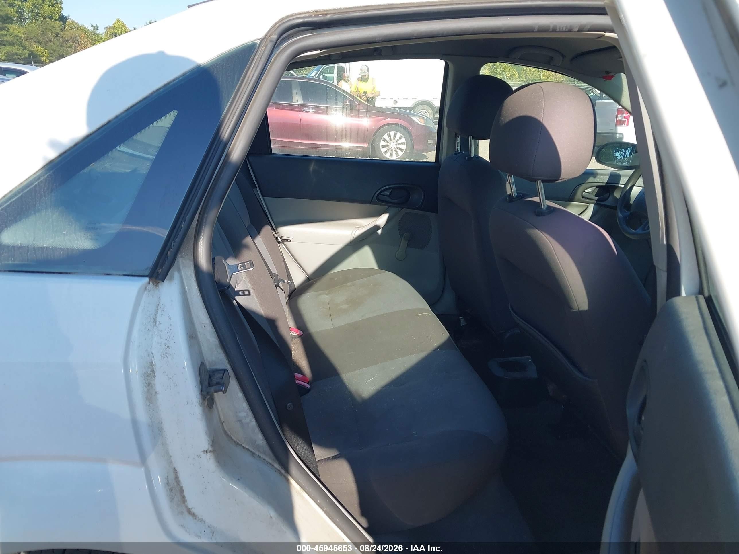 2006 Ford Focus Zx4 White vin: 1FAFP34N26W139054