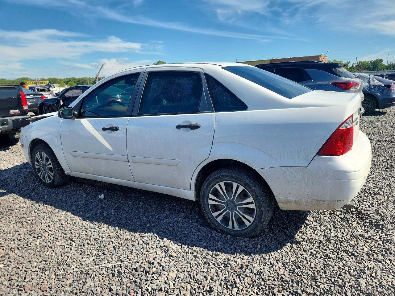 2007 Ford Focus Zx4 White vin: 1FAFP34N27W256750