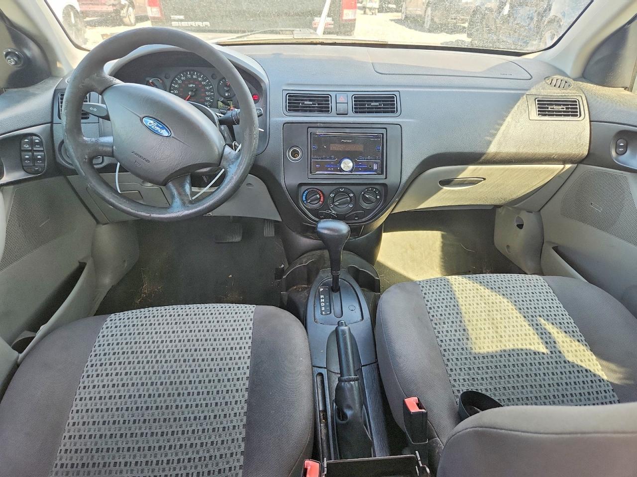 2007 Ford Focus Zx4 White vin: 1FAFP34N27W256750