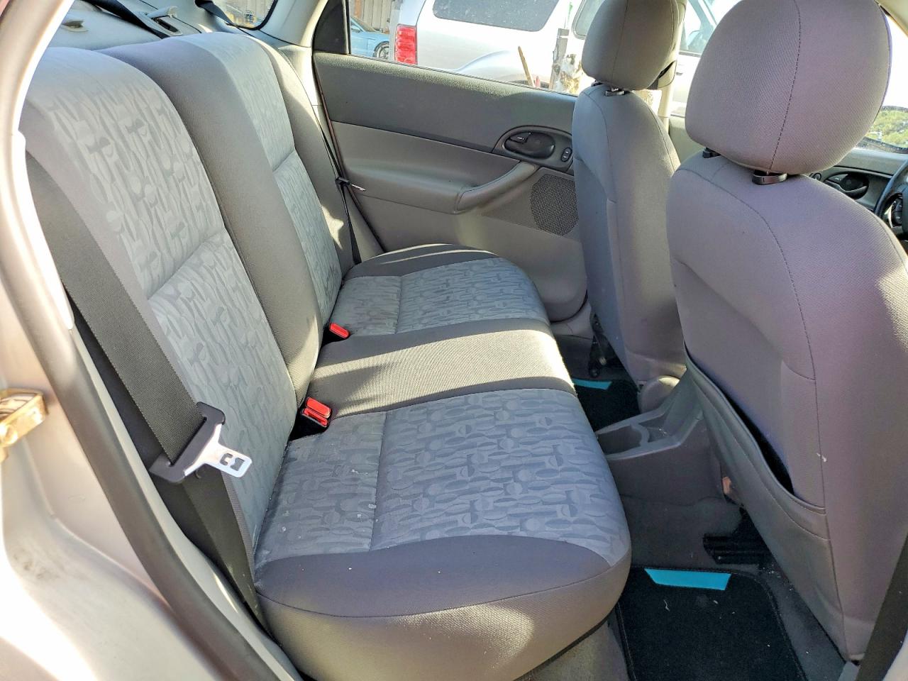 2005 Ford Focus Zx4 Silver vin: 1FAFP34N35W106725