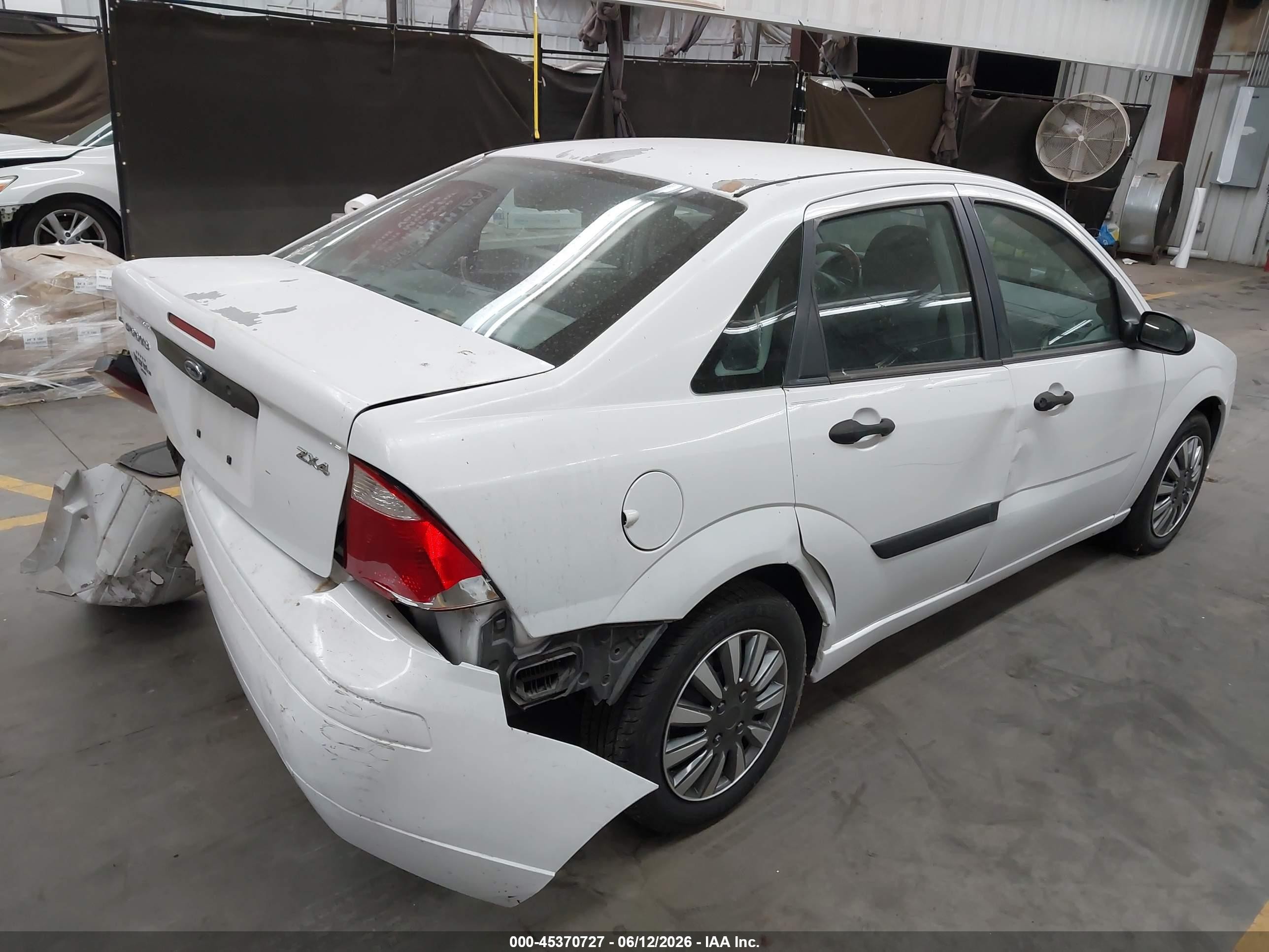 2005 Ford Focus Zx4 Белый vin: 1FAFP34N35W201205
