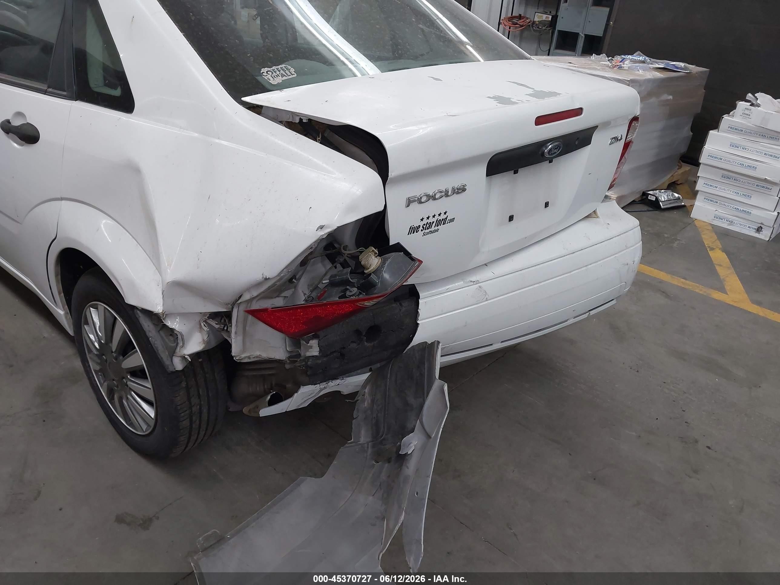 2005 Ford Focus Zx4 Белый vin: 1FAFP34N35W201205