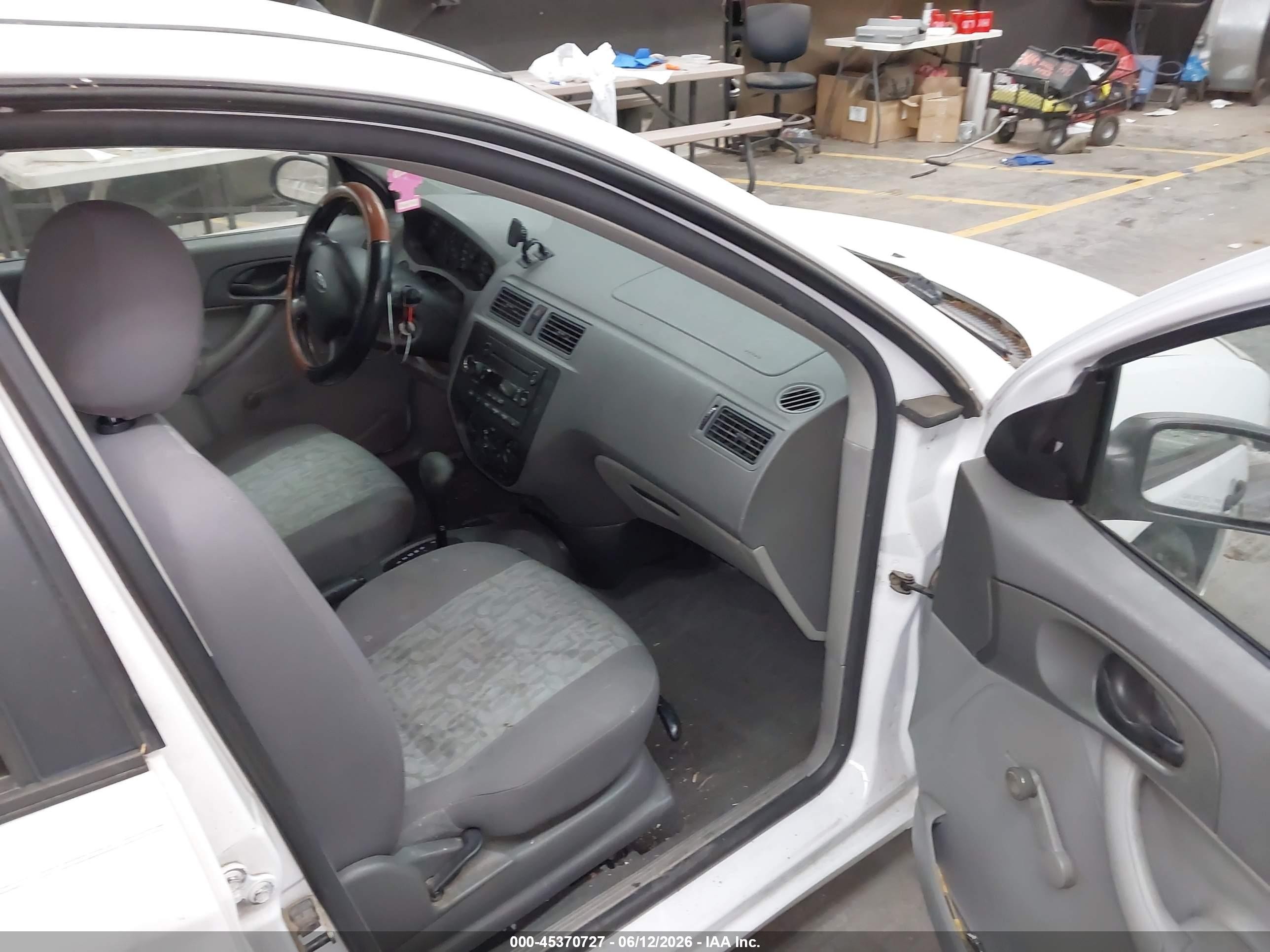 2005 Ford Focus Zx4 Белый vin: 1FAFP34N35W201205