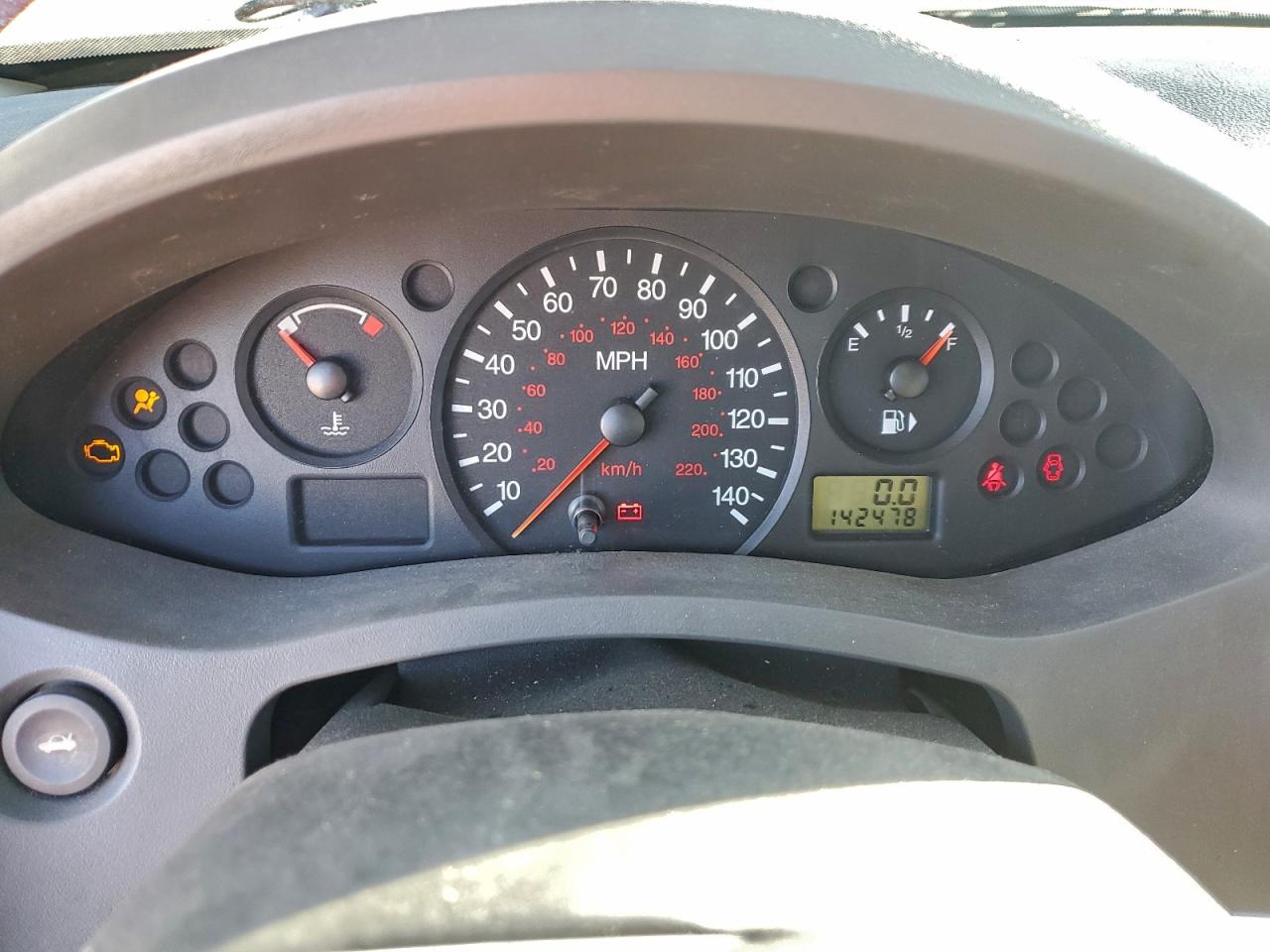 2005 Ford Focus Zx4 Red vin: 1FAFP34N35W229019