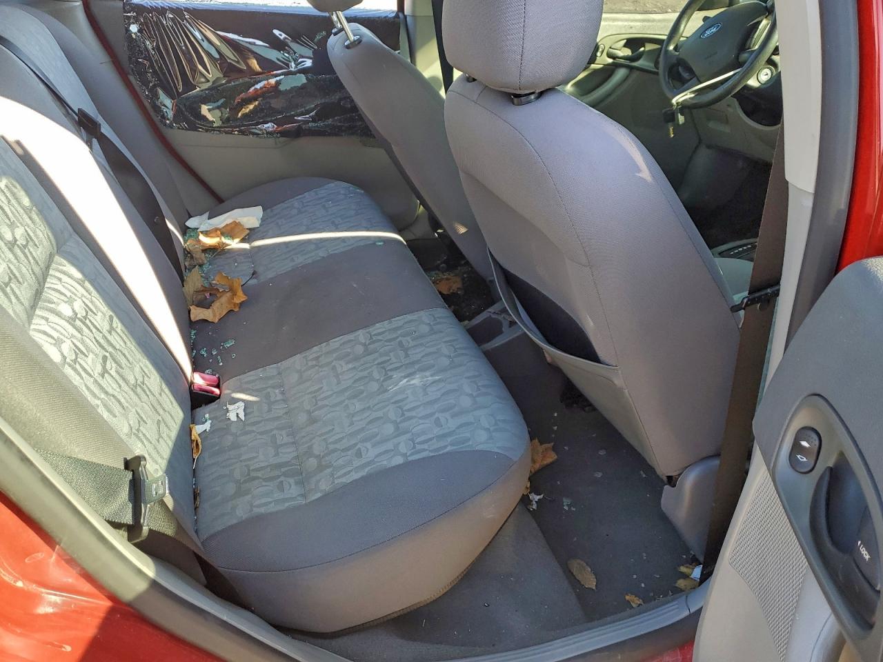 2005 Ford Focus Zx4 Red vin: 1FAFP34N35W229019