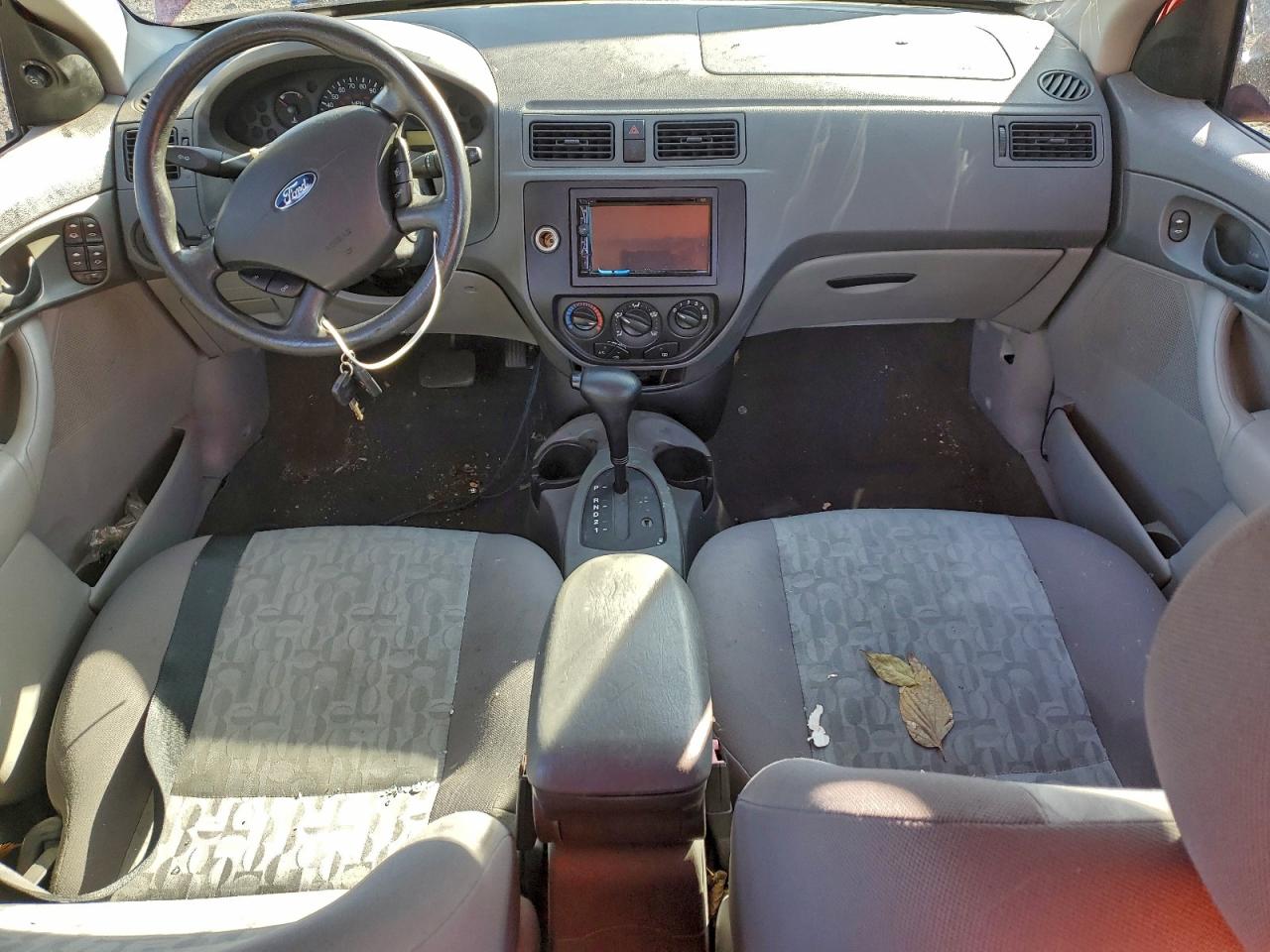 2005 Ford Focus Zx4 Red vin: 1FAFP34N35W229019