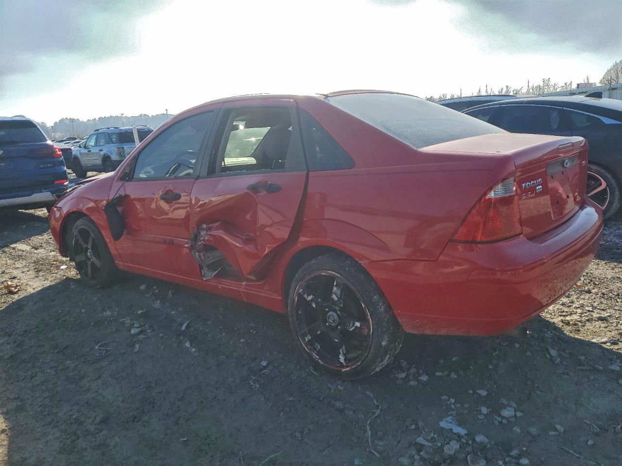 2005 Ford Focus Zx4 Red vin: 1FAFP34N35W229019