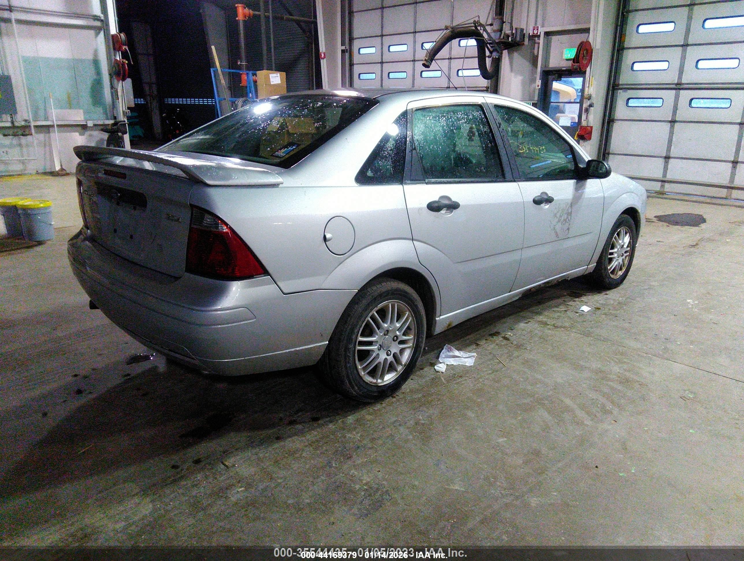 2005 Ford Focus Zx4 Серебряный vin: 1FAFP34N35W240411