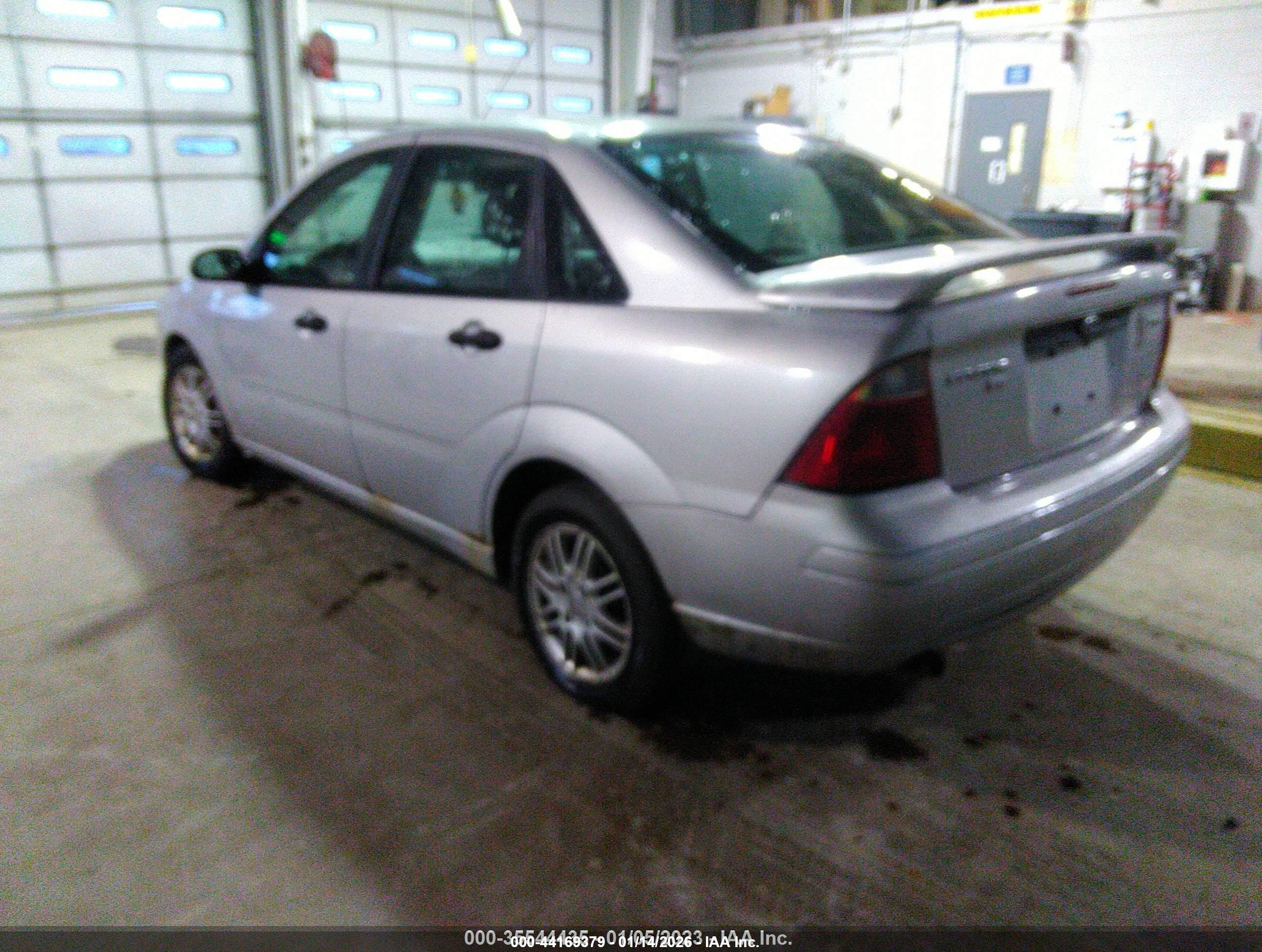 2005 Ford Focus Zx4 Серебряный vin: 1FAFP34N35W240411