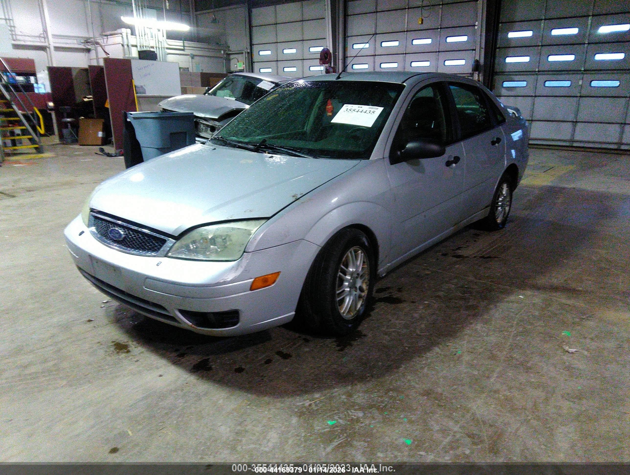 2005 Ford Focus Zx4 Серебряный vin: 1FAFP34N35W240411