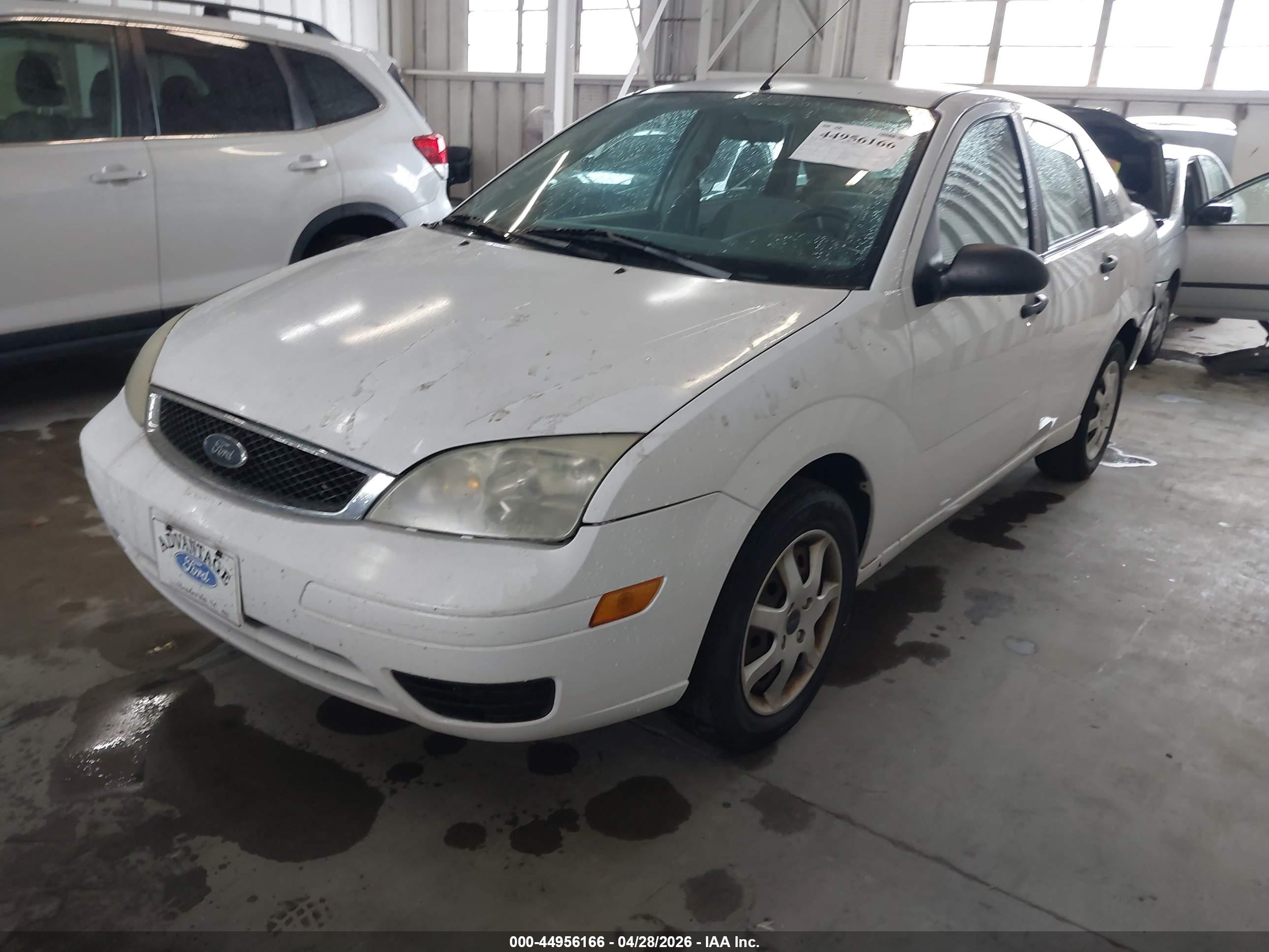 2005 Ford Focus Zx4 White vin: 1FAFP34N35W258276