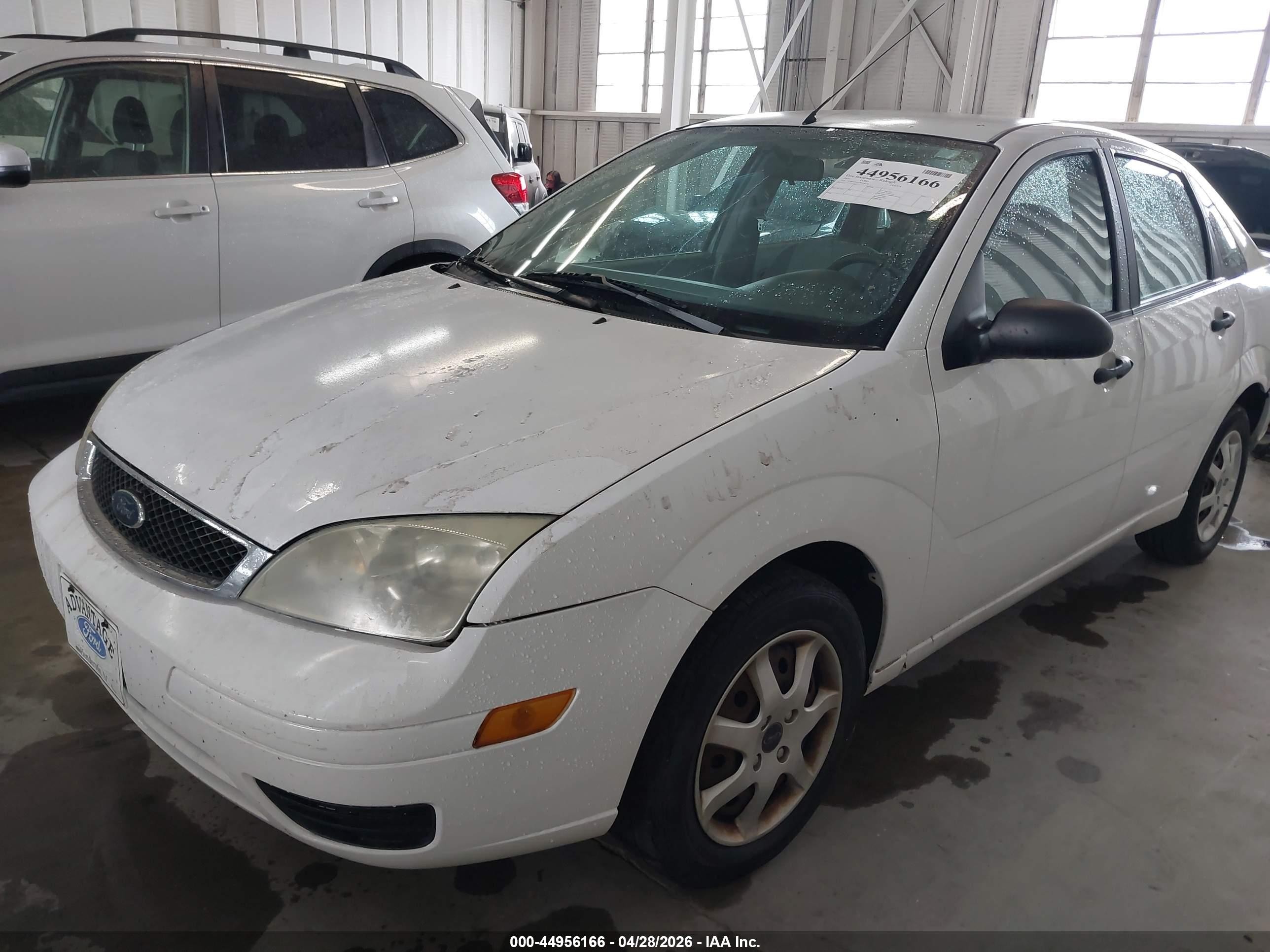 2005 Ford Focus Zx4 White vin: 1FAFP34N35W258276