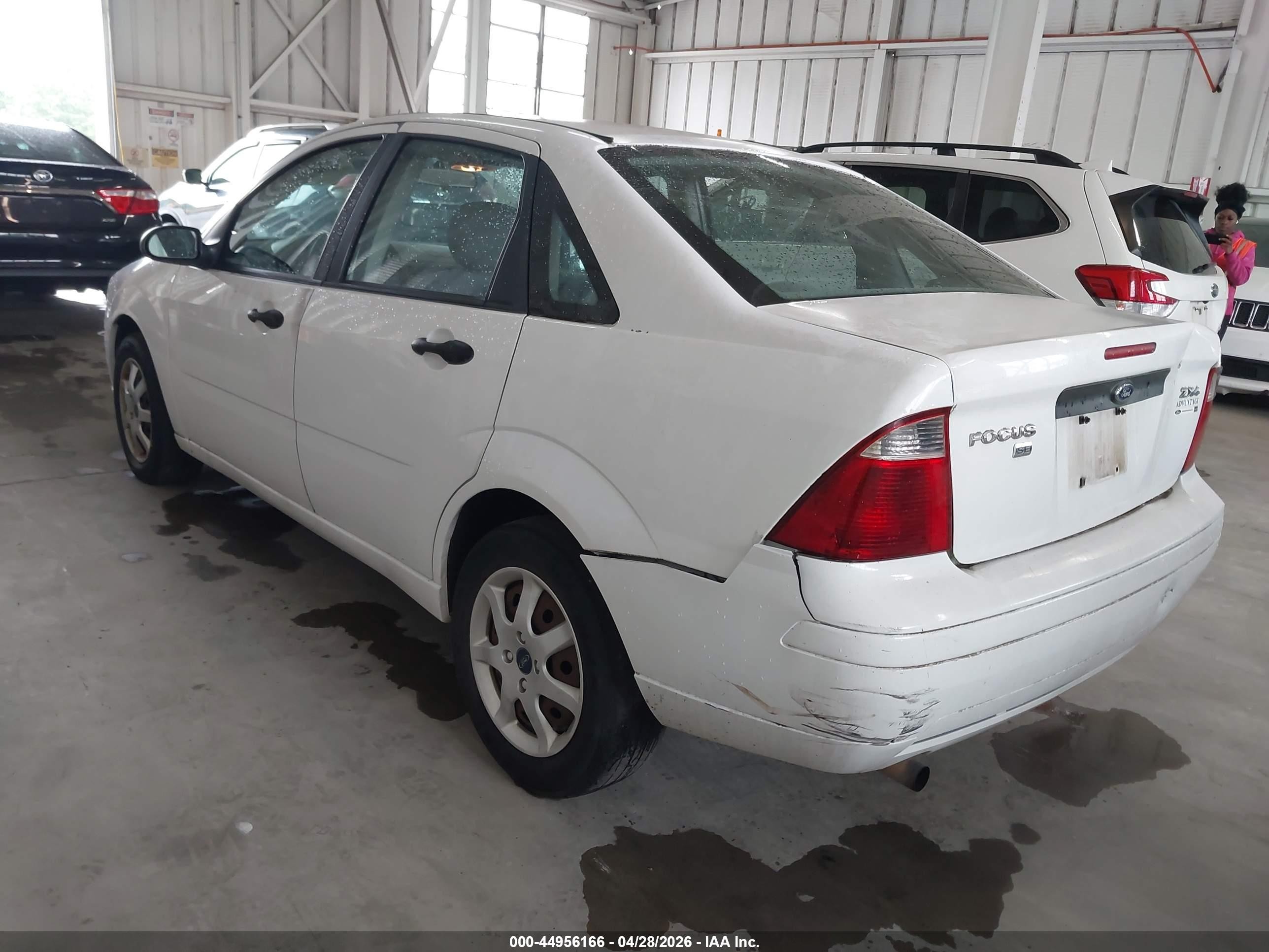 2005 Ford Focus Zx4 White vin: 1FAFP34N35W258276