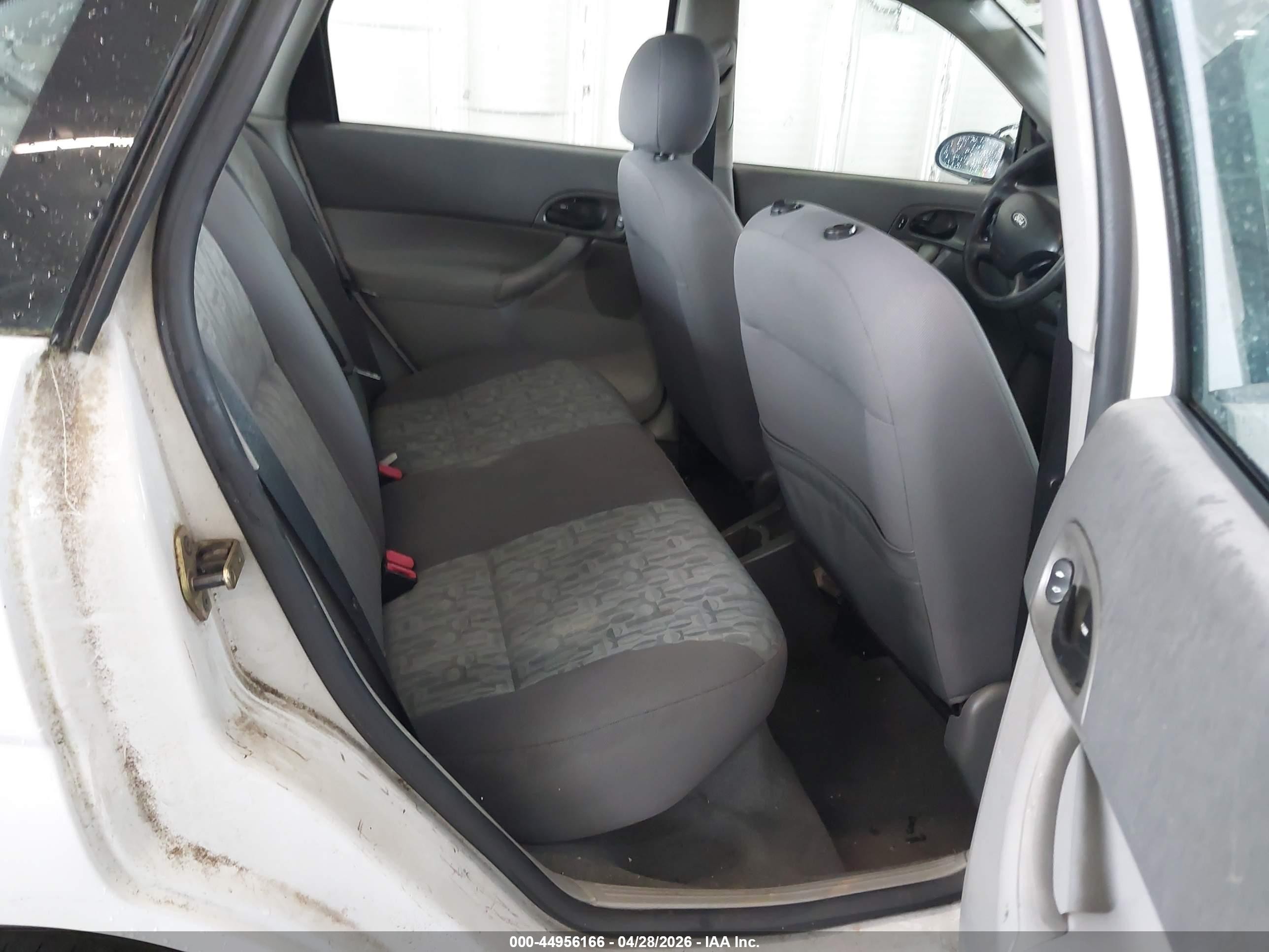 2005 Ford Focus Zx4 White vin: 1FAFP34N35W258276