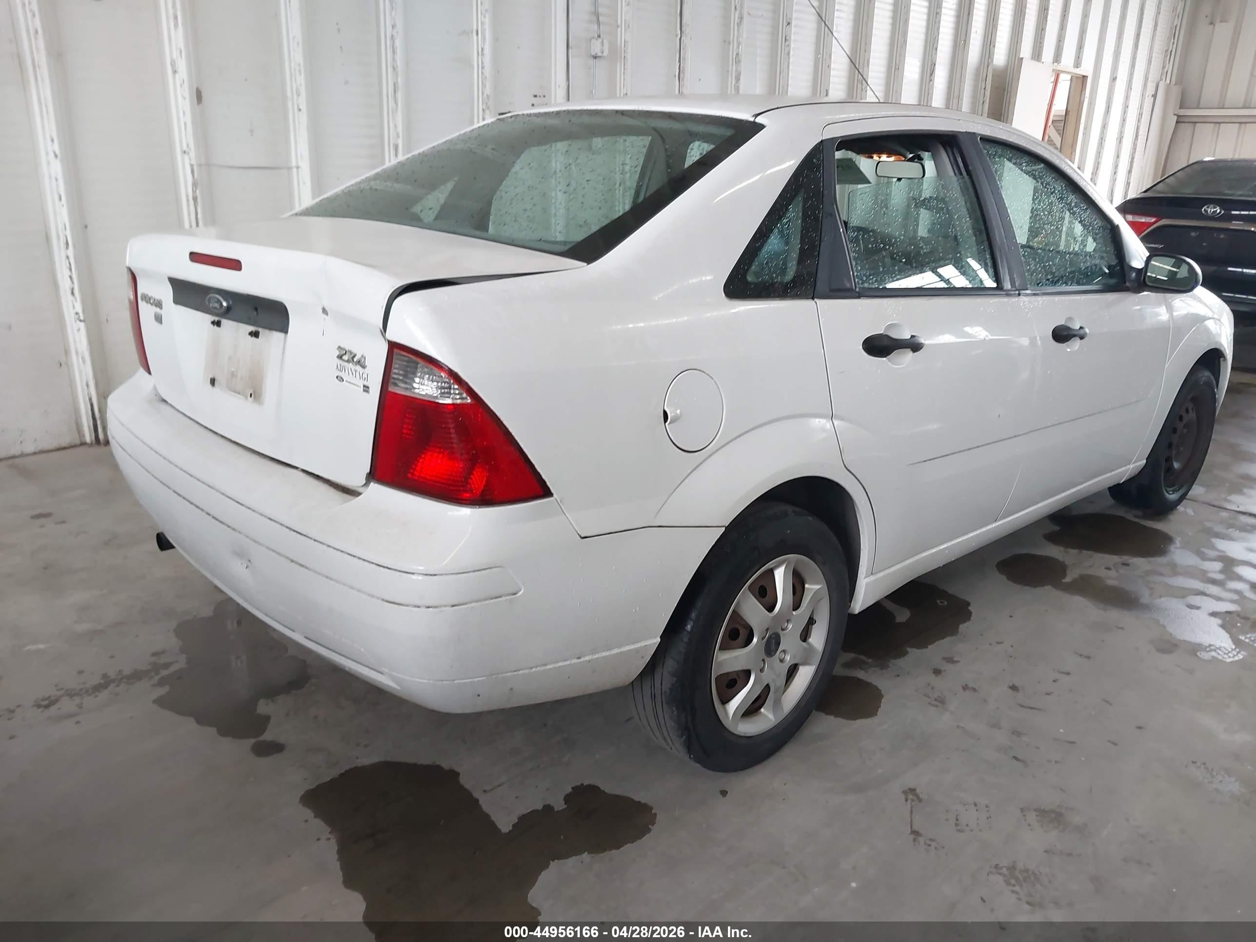 2005 Ford Focus Zx4 White vin: 1FAFP34N35W258276