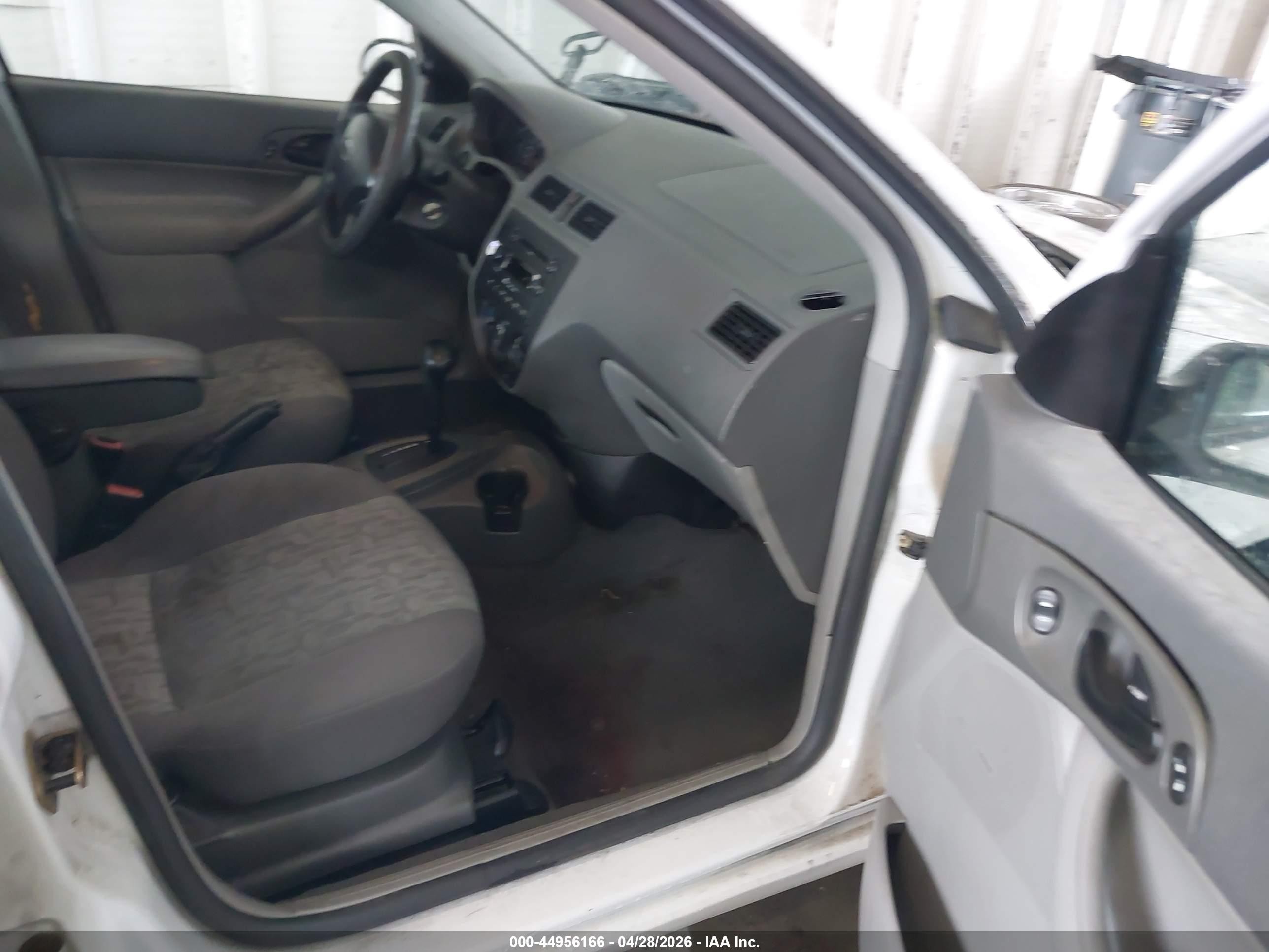 2005 Ford Focus Zx4 White vin: 1FAFP34N35W258276