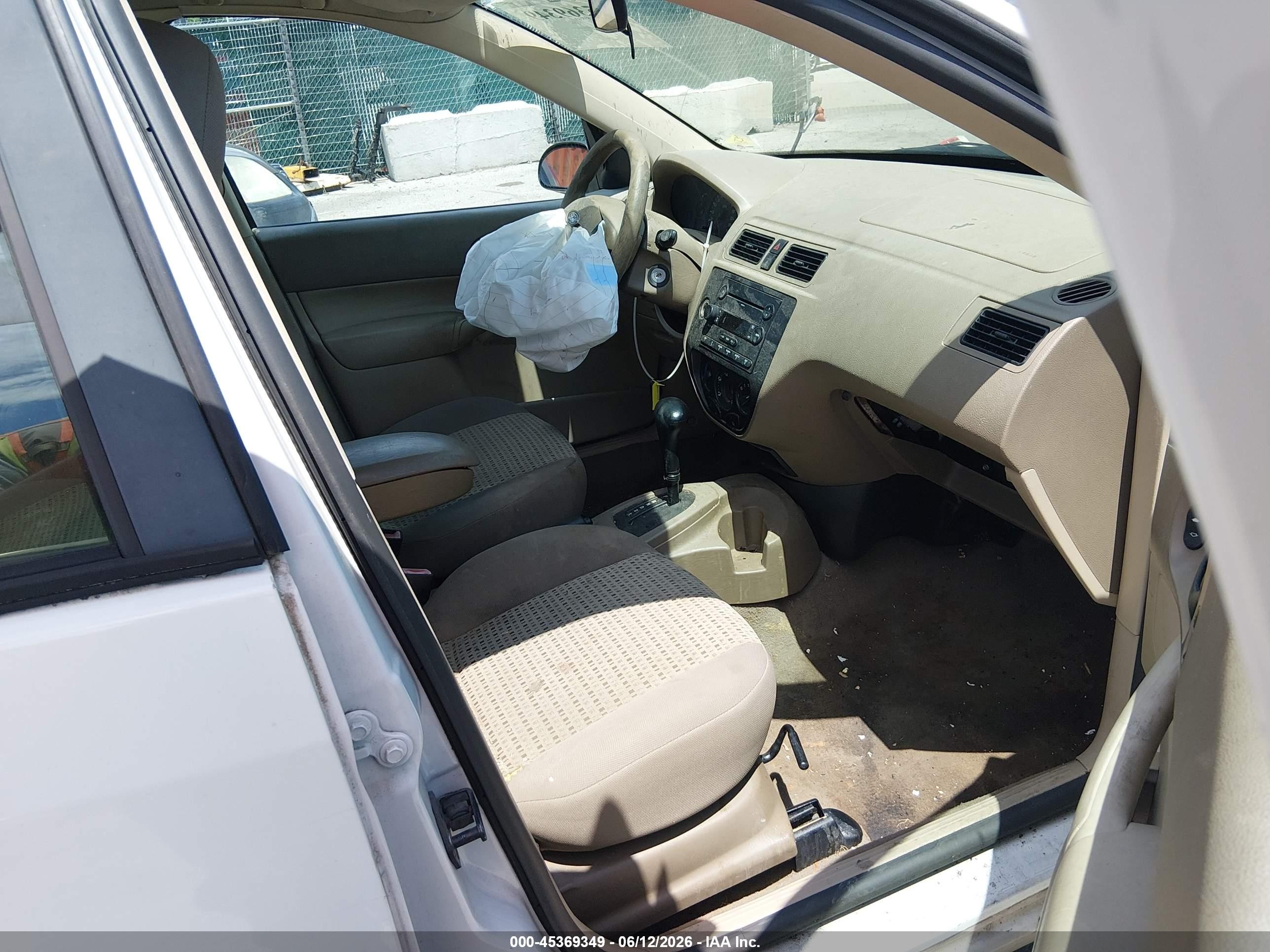 2006 Ford Focus Zx4 White vin: 1FAFP34N36W216451