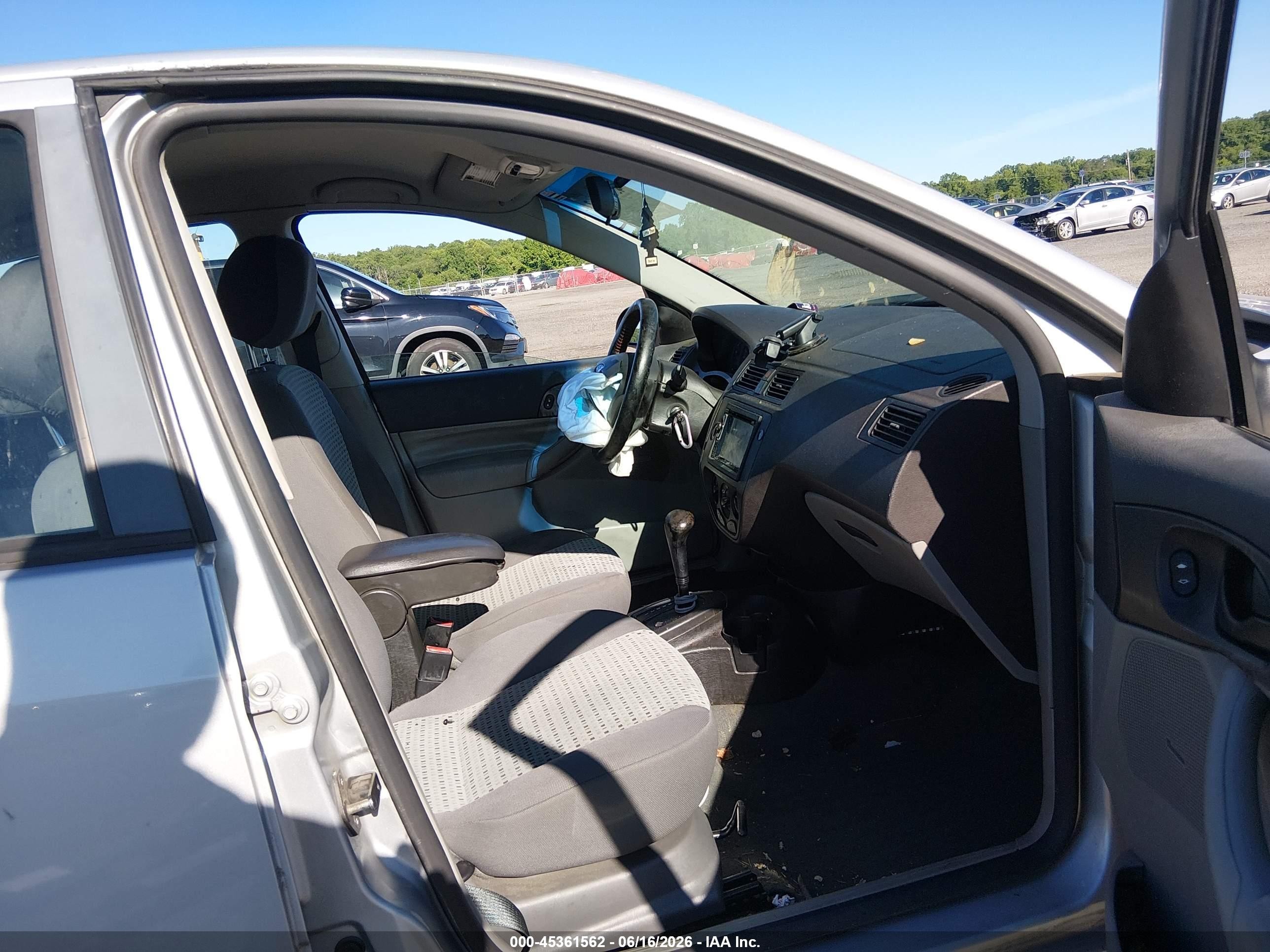2007 Ford Focus S/se/ses Silver vin: 1FAFP34N37W259947