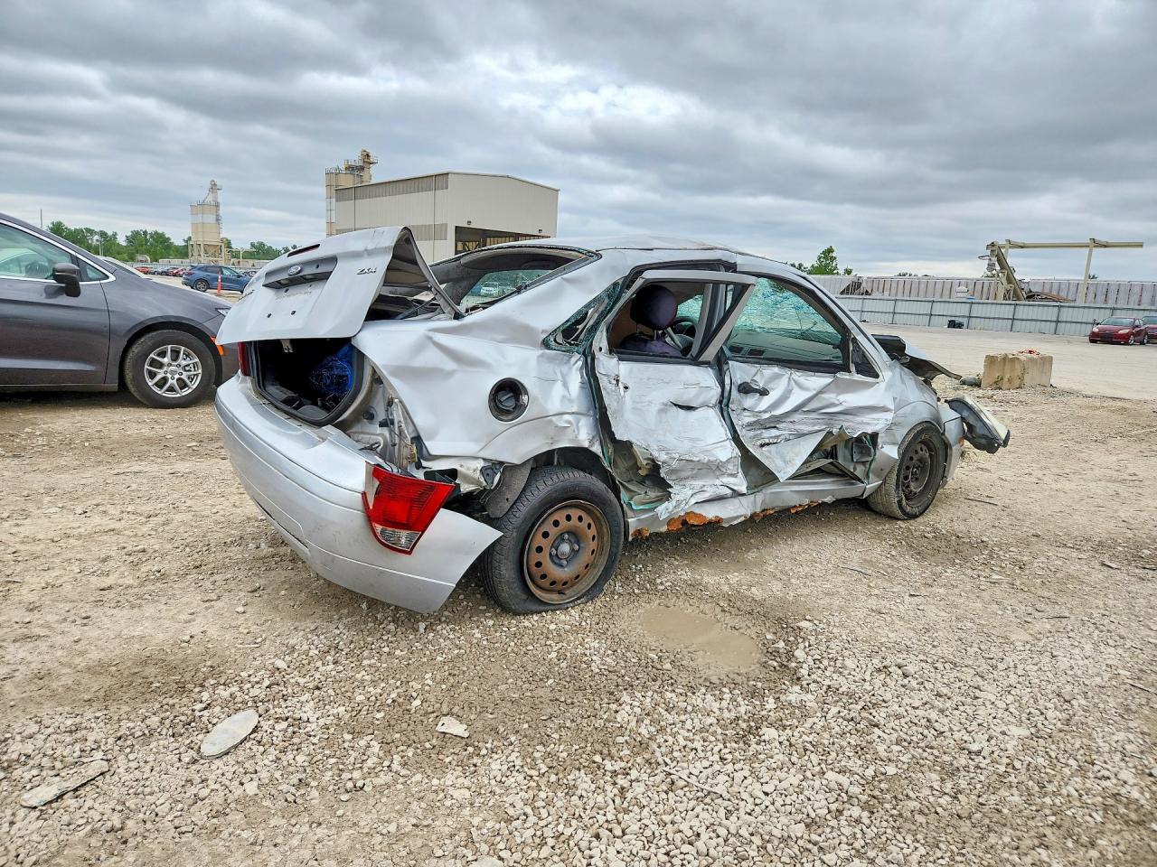 2005 Ford Focus Zx4 Silver vin: 1FAFP34N45W111027