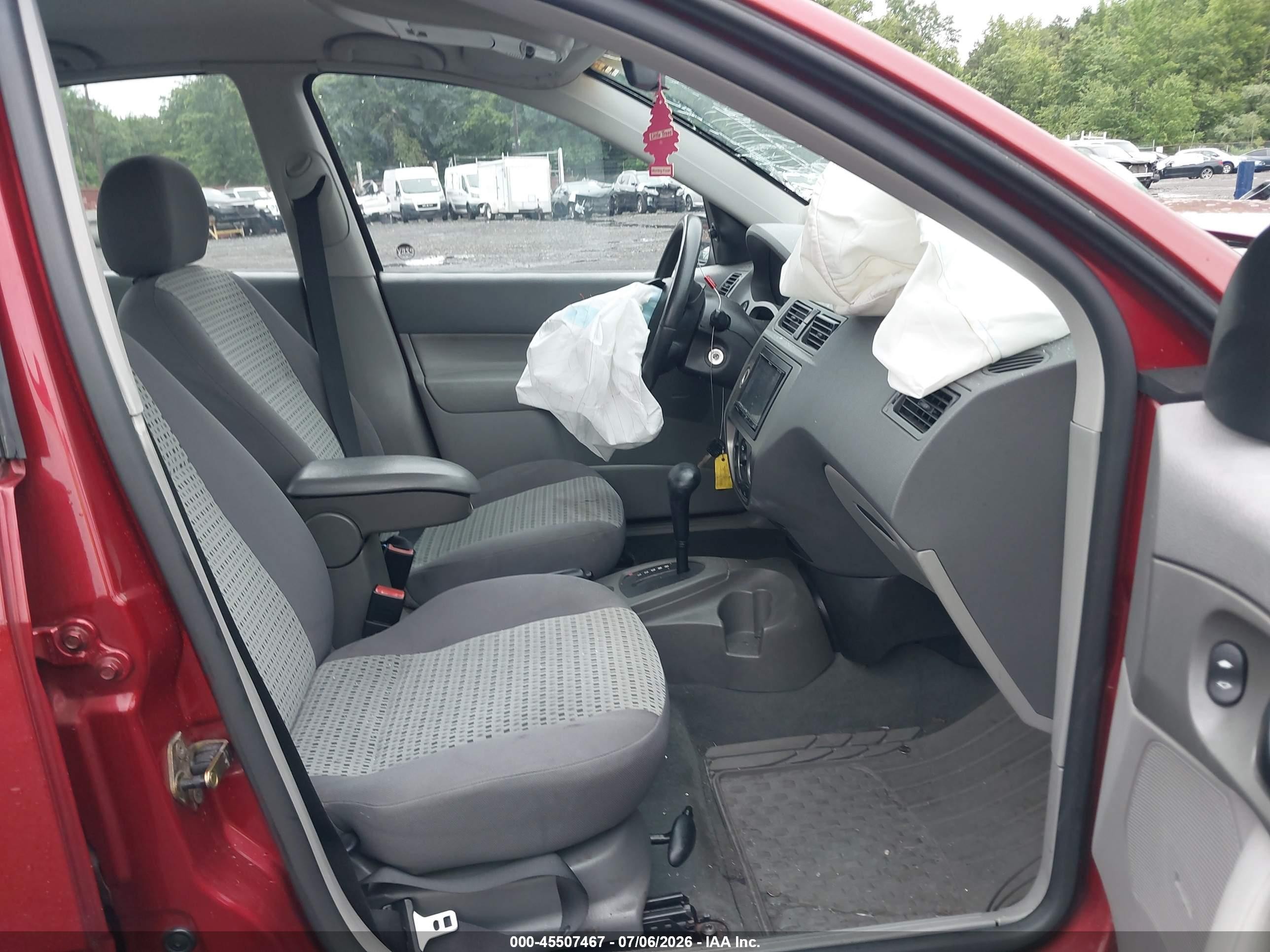 2005 Ford Focus Zx4 Red vin: 1FAFP34N45W121265