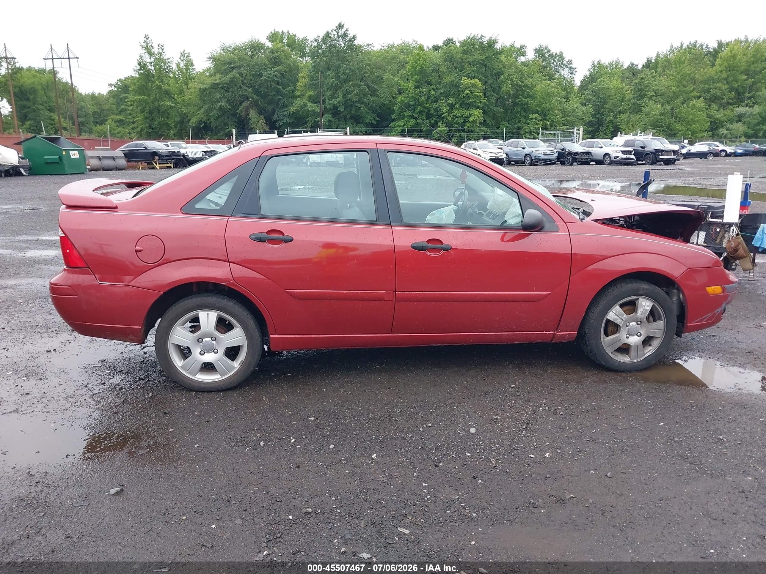 2005 Ford Focus Zx4 Red vin: 1FAFP34N45W121265