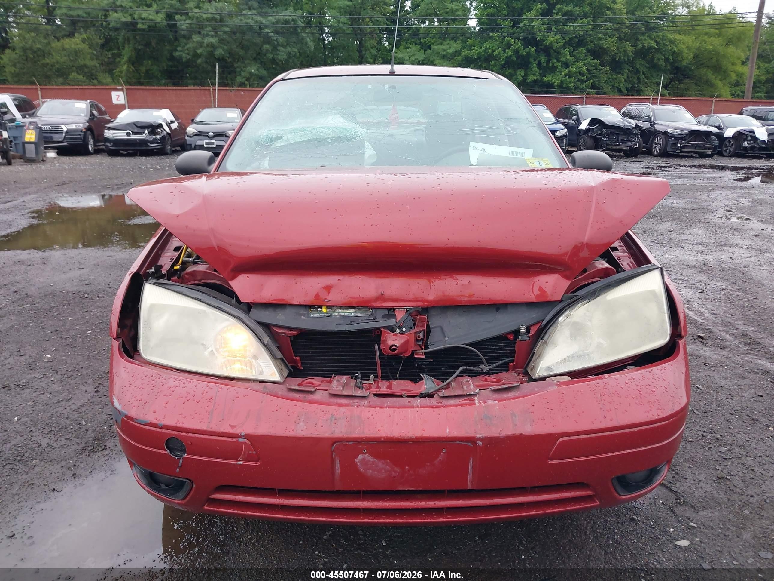 2005 Ford Focus Zx4 Red vin: 1FAFP34N45W121265