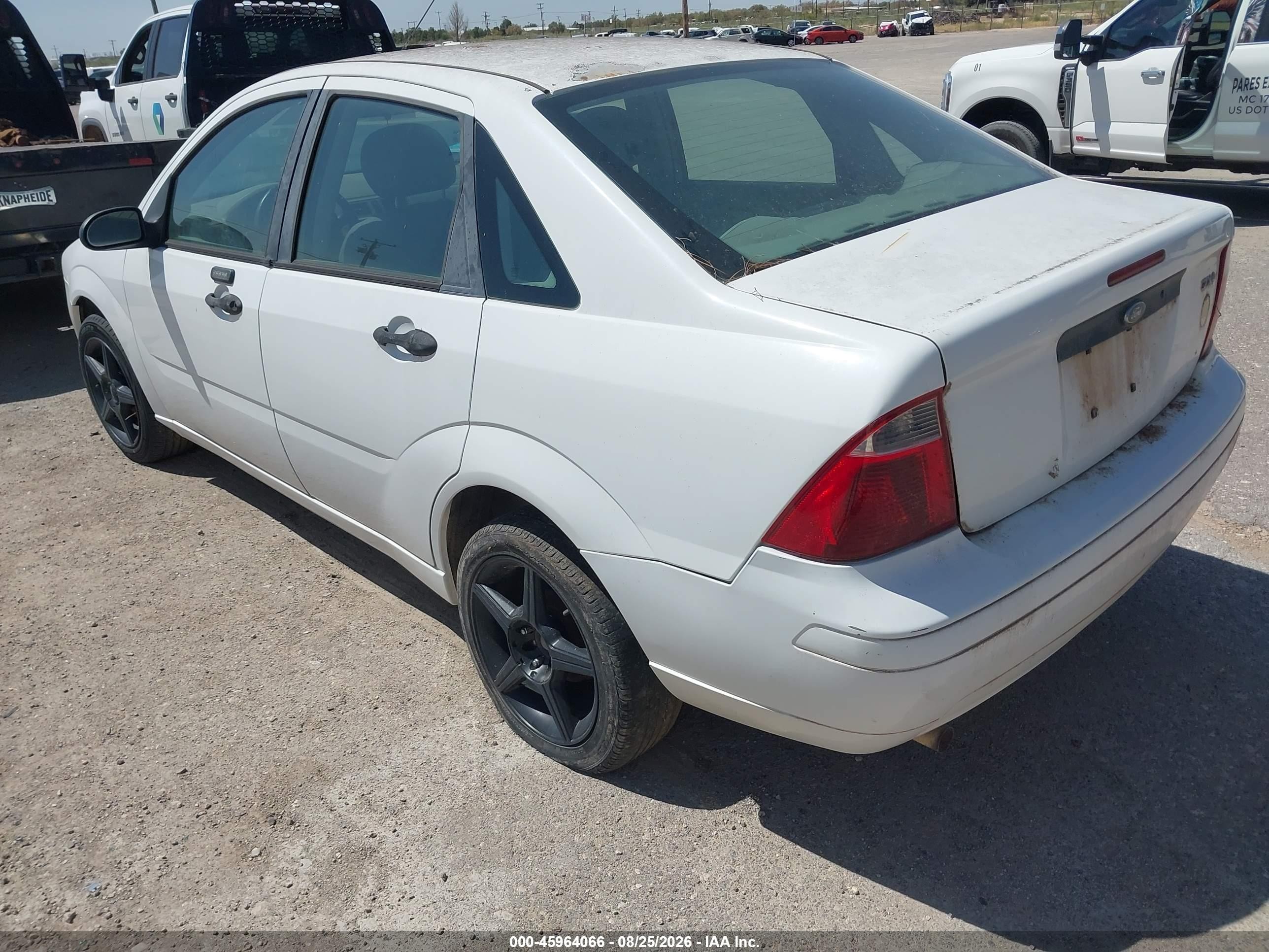2005 Ford Focus Zx4 White vin: 1FAFP34N45W157120