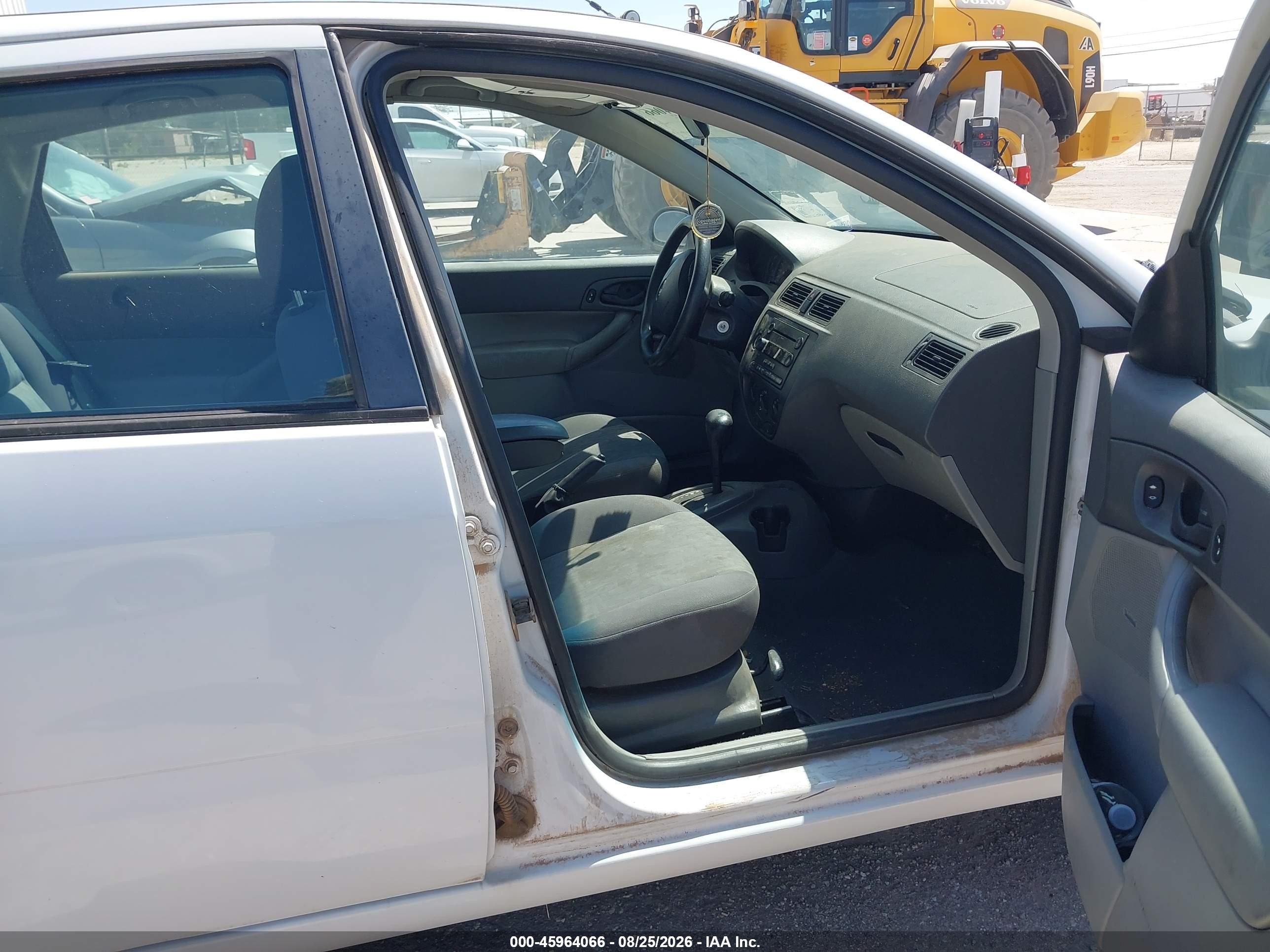2005 Ford Focus Zx4 White vin: 1FAFP34N45W157120