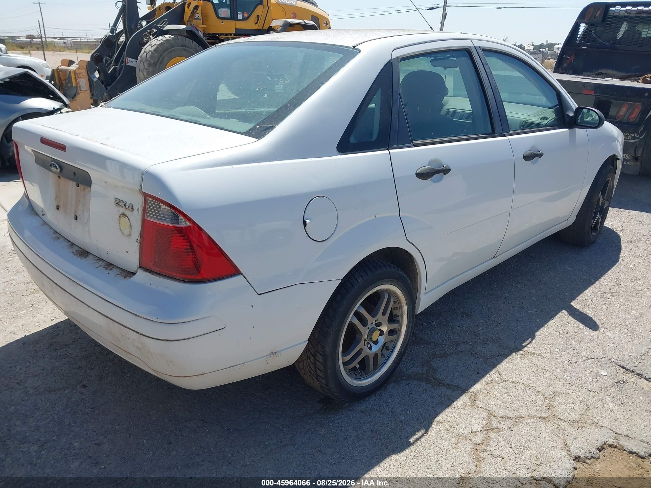 2005 Ford Focus Zx4 White vin: 1FAFP34N45W157120