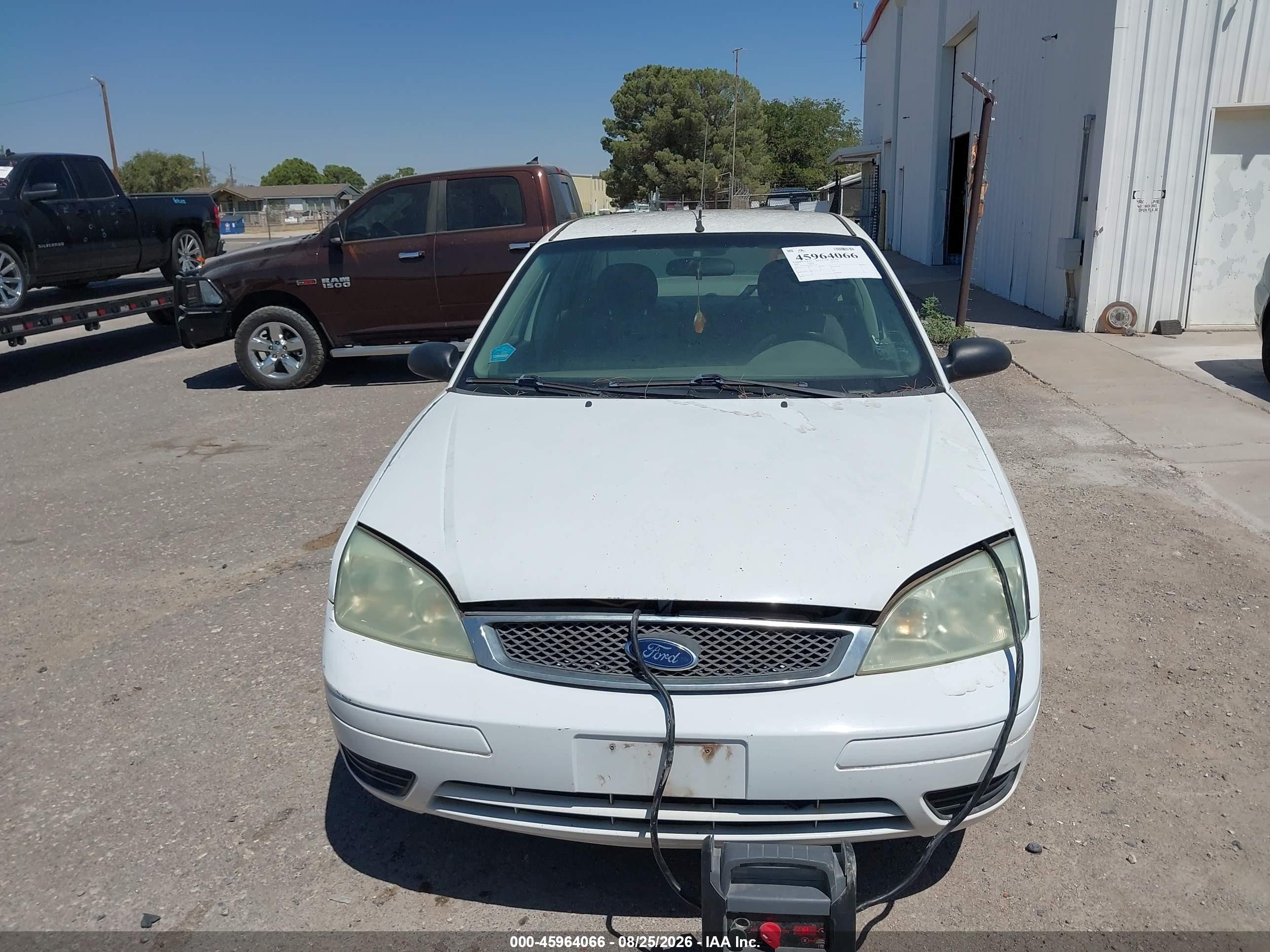 2005 Ford Focus Zx4 White vin: 1FAFP34N45W157120