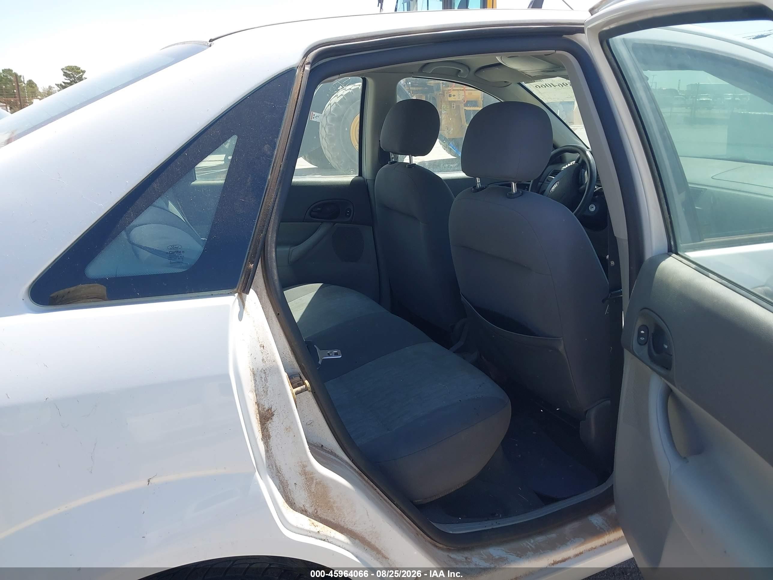 2005 Ford Focus Zx4 White vin: 1FAFP34N45W157120