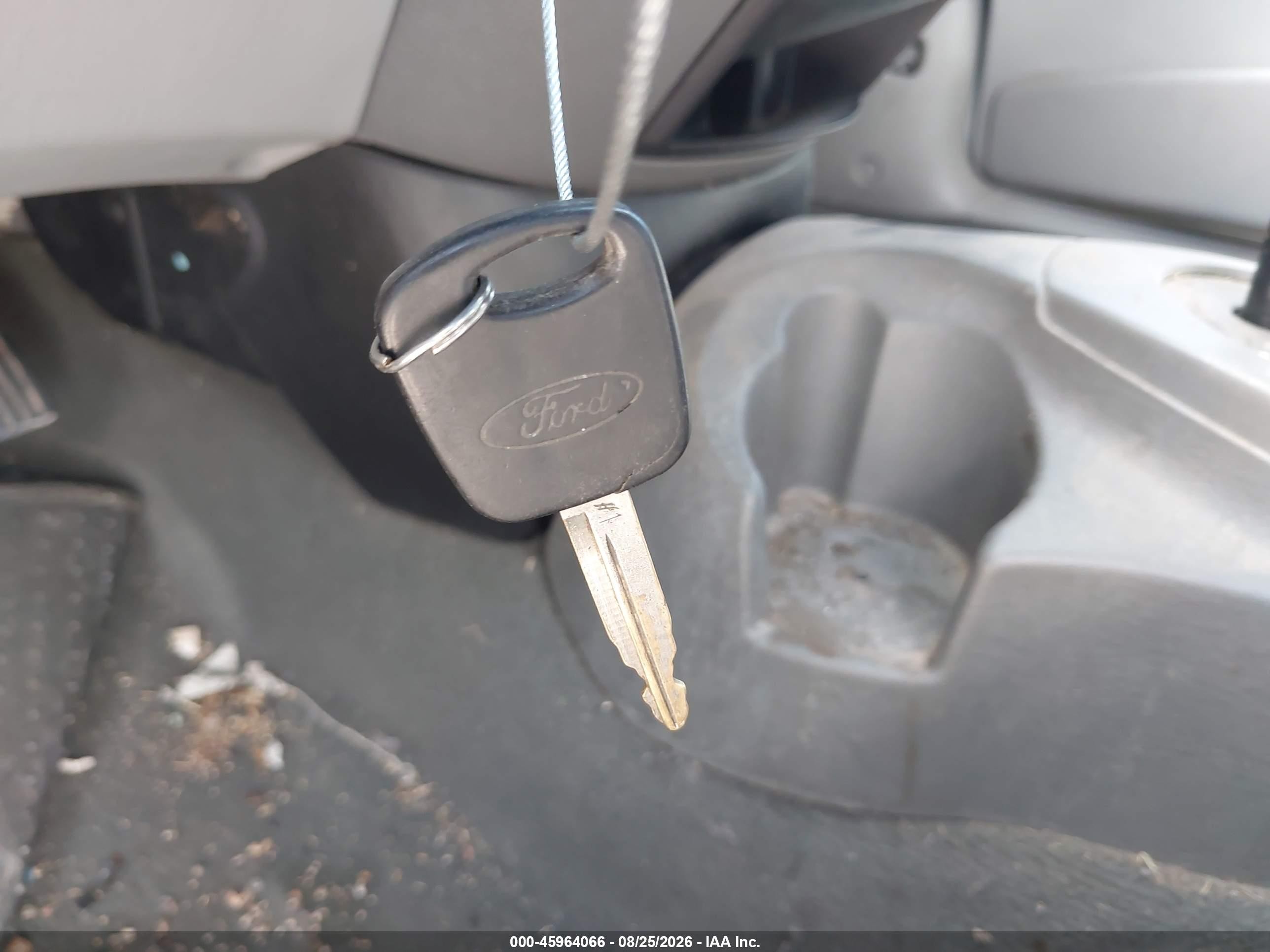 2005 Ford Focus Zx4 White vin: 1FAFP34N45W157120