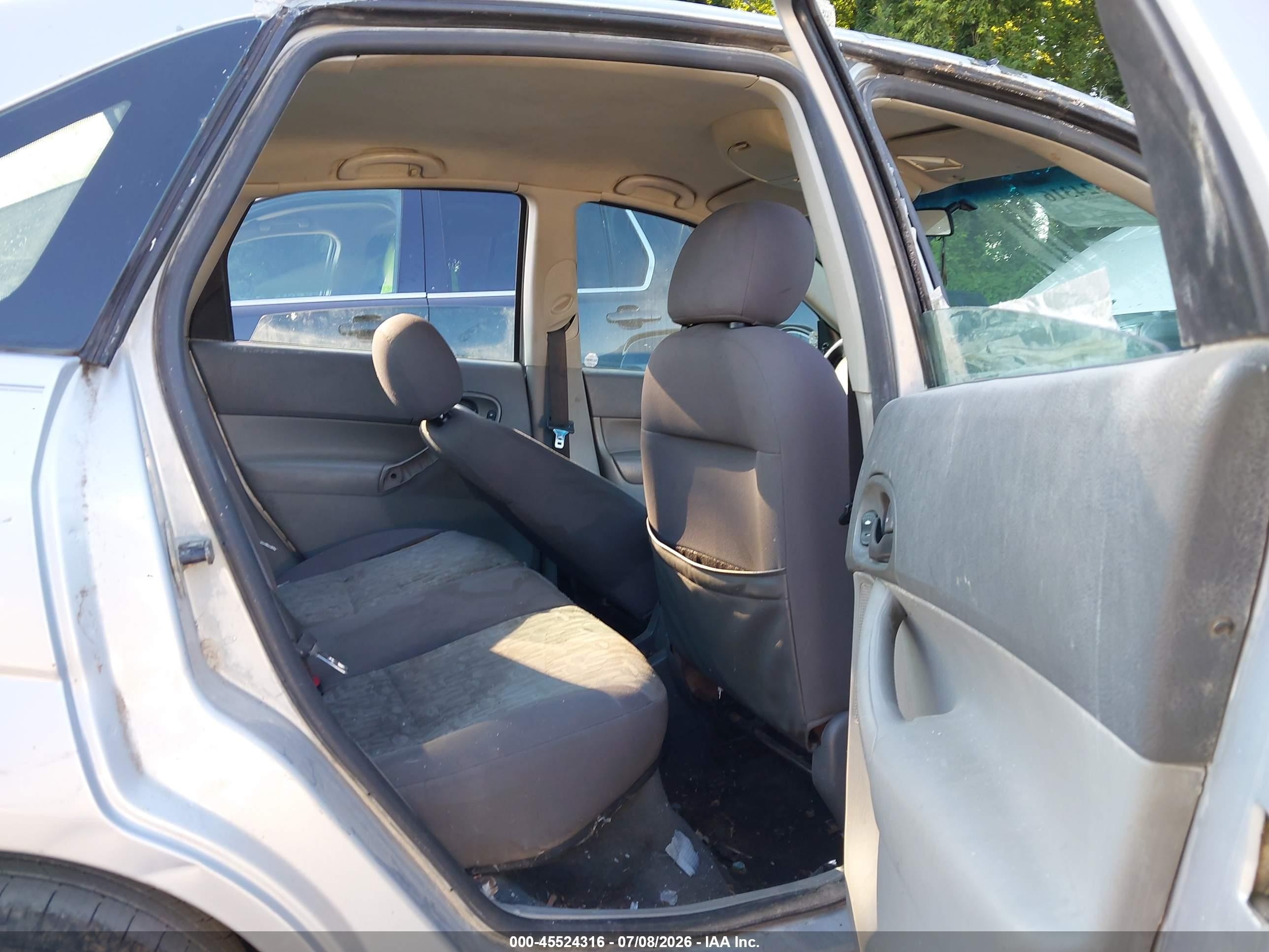 2005 Ford Focus Zx4 Silver vin: 1FAFP34N45W251854