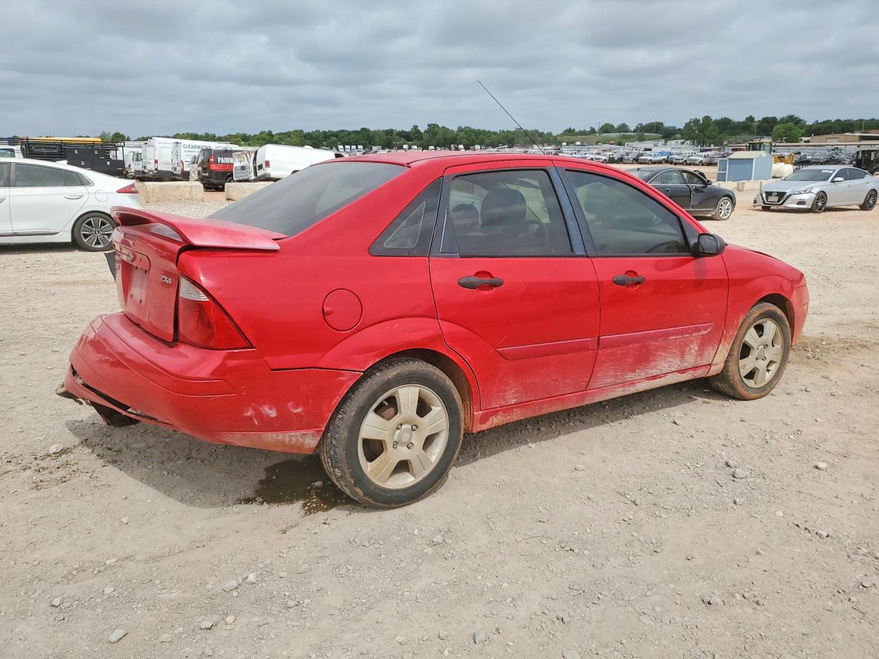 2005 Ford Focus Zx4 Red vin: 1FAFP34N45W271375
