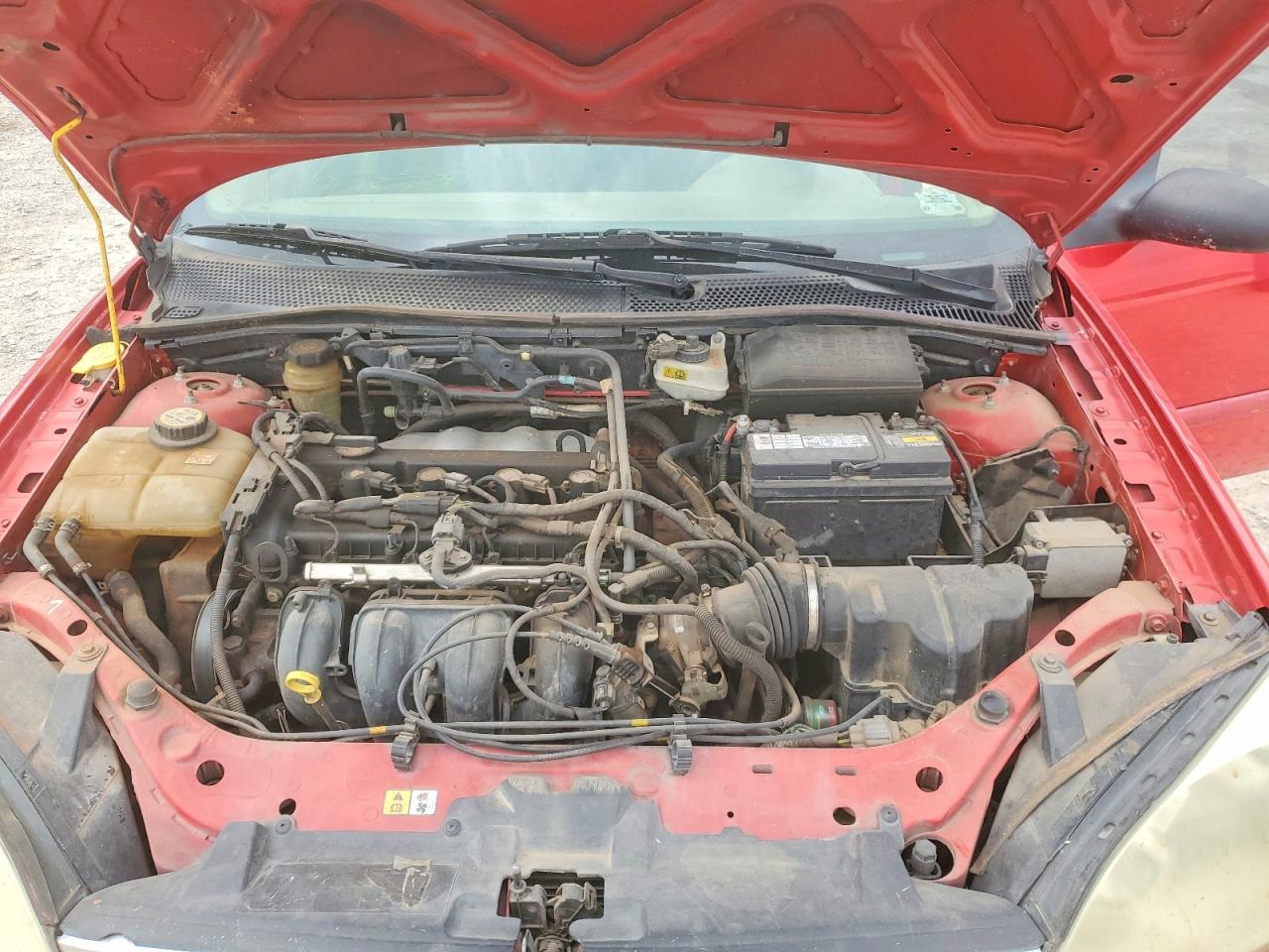 2005 Ford Focus Zx4 Red vin: 1FAFP34N45W271375
