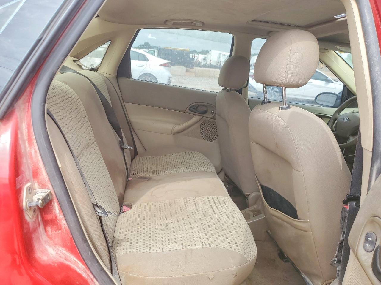 2005 Ford Focus Zx4 Red vin: 1FAFP34N45W271375