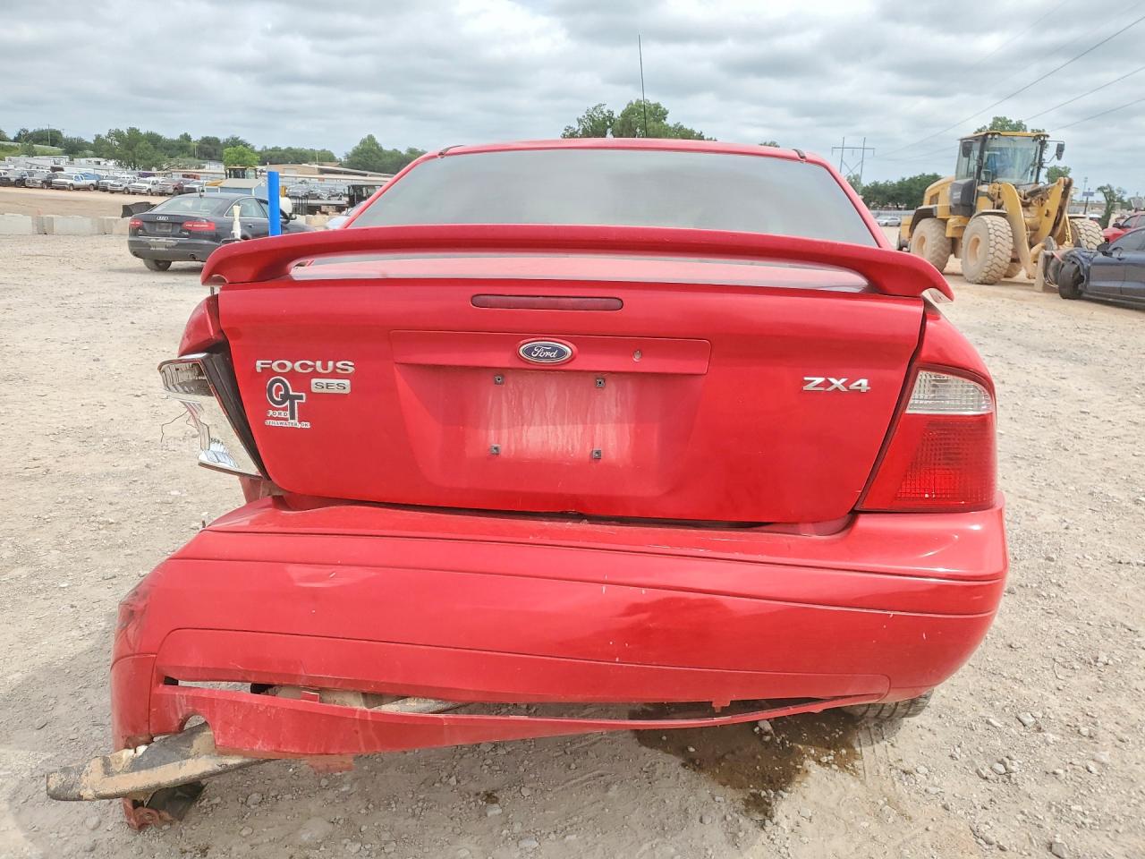 2005 Ford Focus Zx4 Red vin: 1FAFP34N45W271375