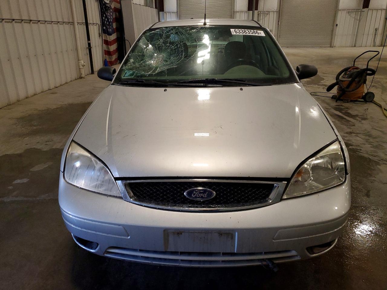 2005 Ford Focus Zx4 Silver vin: 1FAFP34N45W295207
