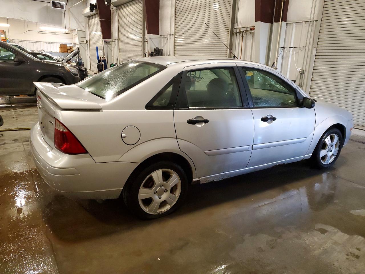 2005 Ford Focus Zx4 Silver vin: 1FAFP34N45W295207