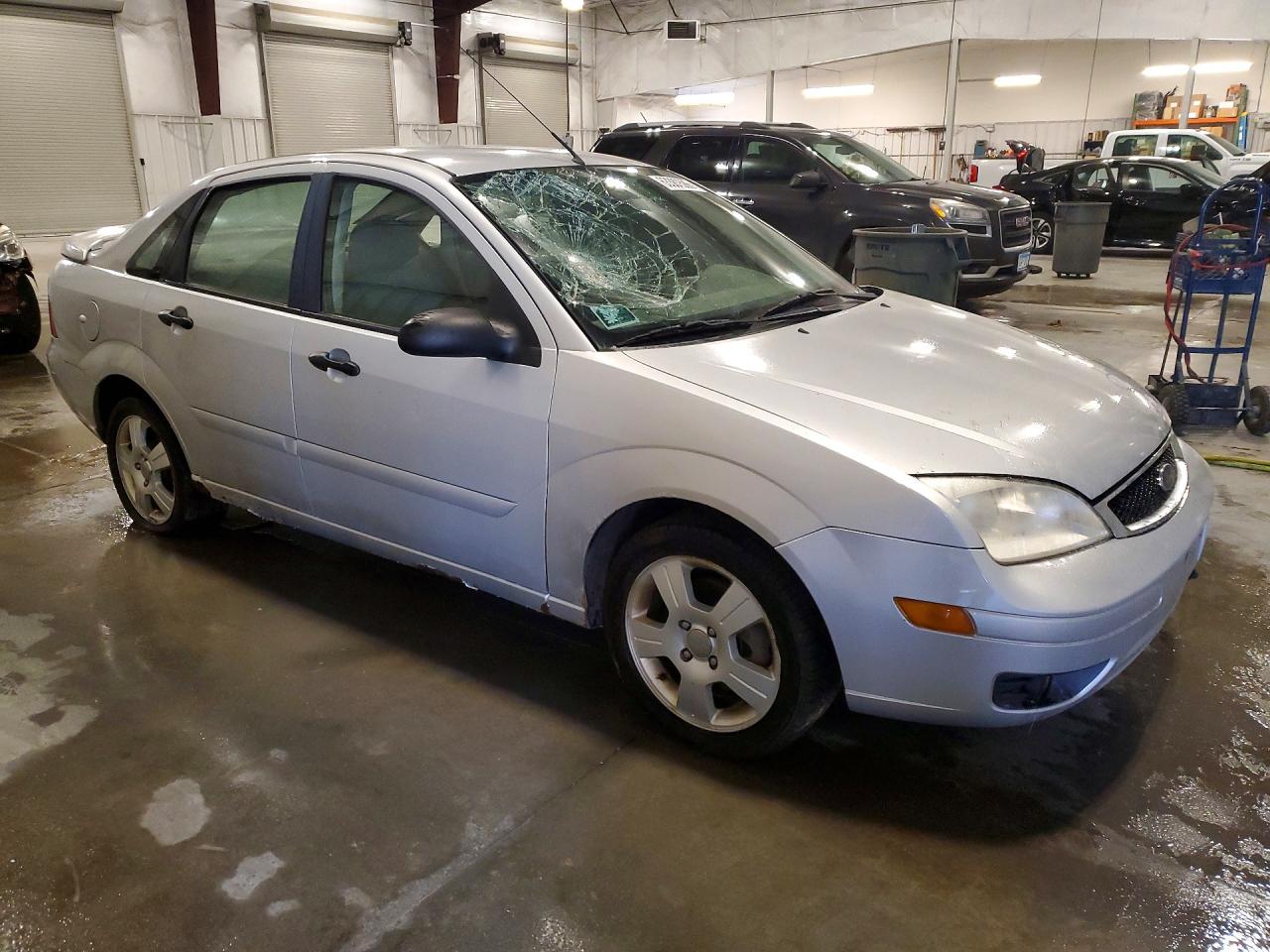 2005 Ford Focus Zx4 Silver vin: 1FAFP34N45W295207
