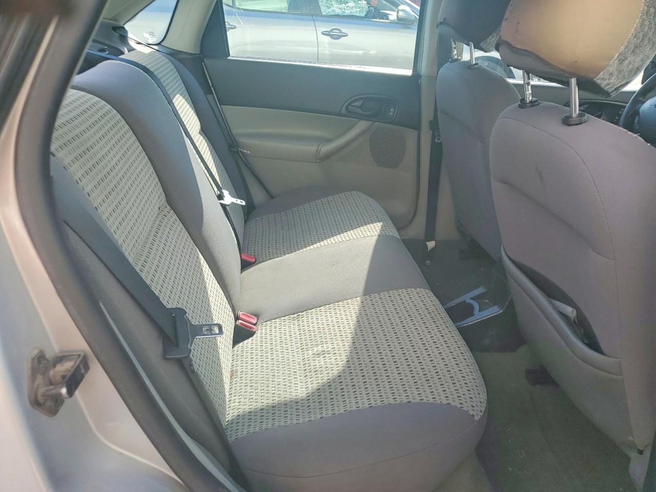 2007 Ford Focus Zx4 Silver vin: 1FAFP34N47W305396