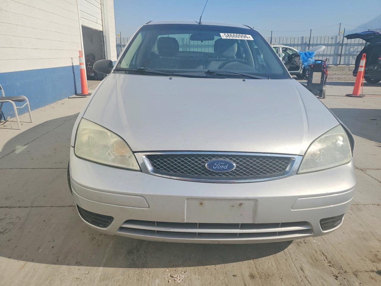 2007 Ford Focus Zx4 Silver vin: 1FAFP34N47W305396