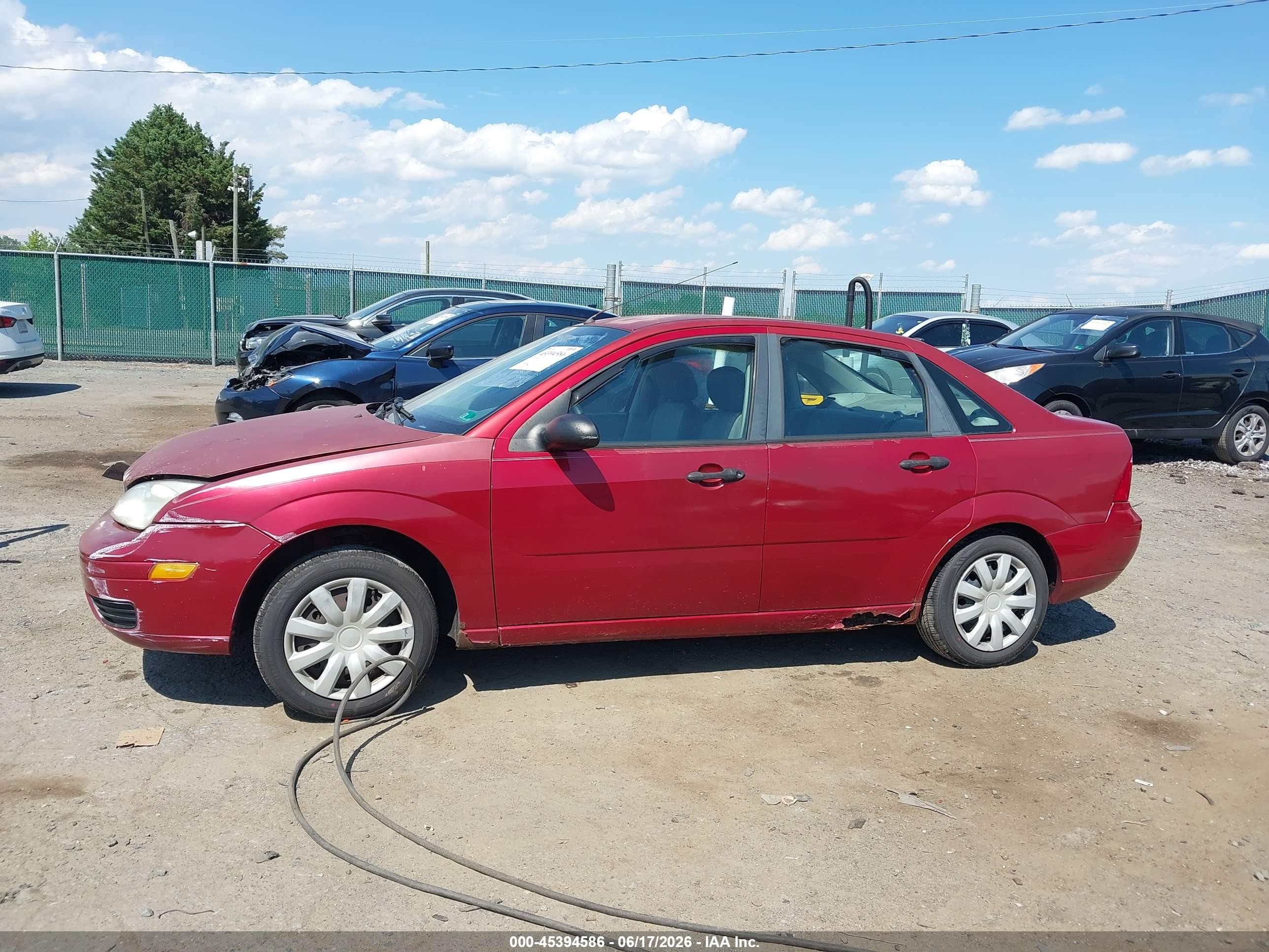 2005 Ford Focus Zx4 Burgundy vin: 1FAFP34N55W115295