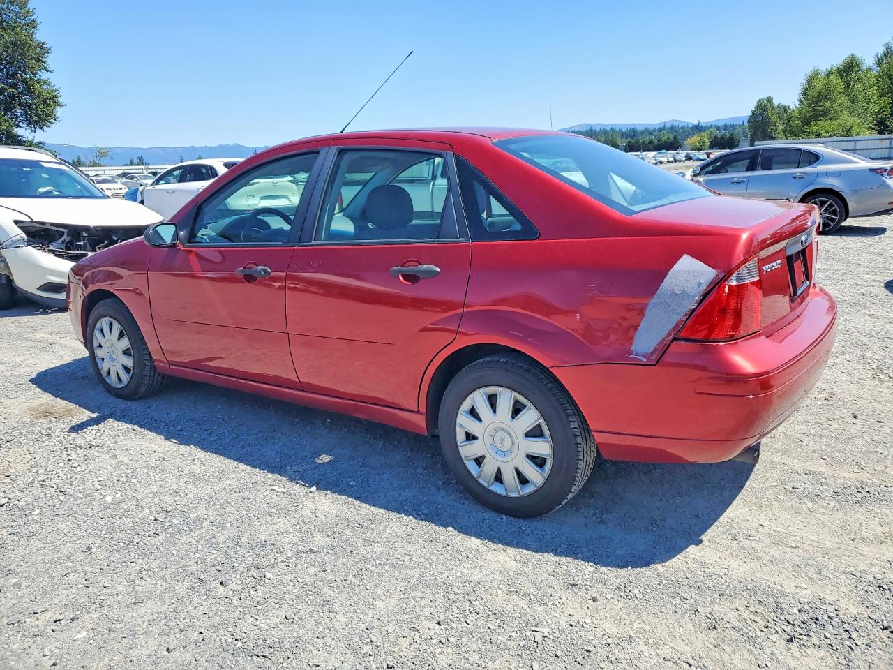 2005 Ford Focus Zx4 Red vin: 1FAFP34N55W187033