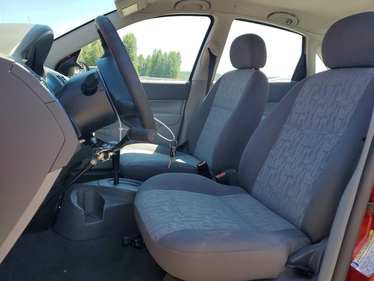 2005 Ford Focus Zx4 Red vin: 1FAFP34N55W187033
