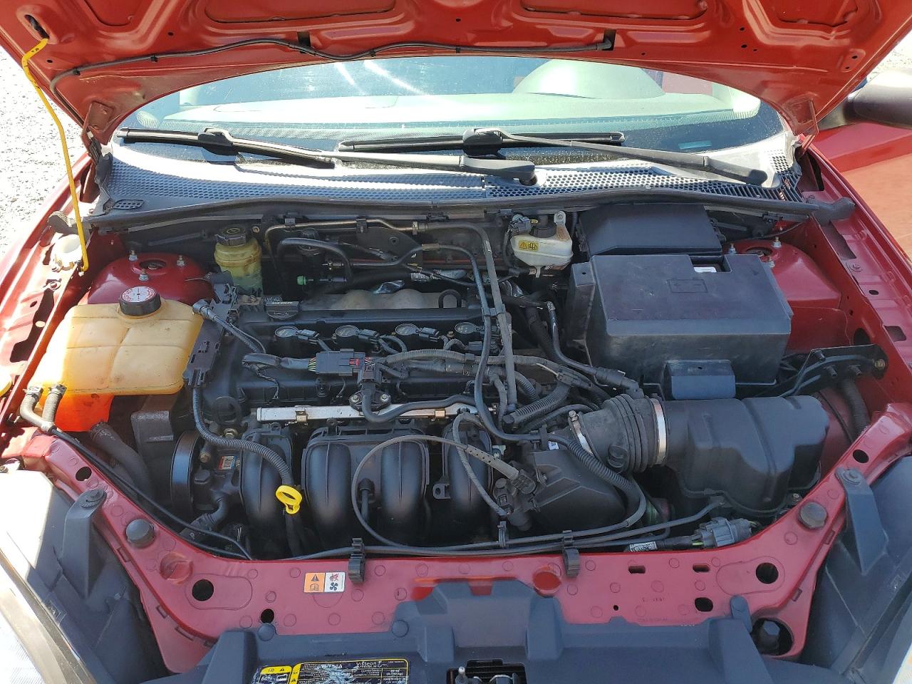 2005 Ford Focus Zx4 Red vin: 1FAFP34N55W187033