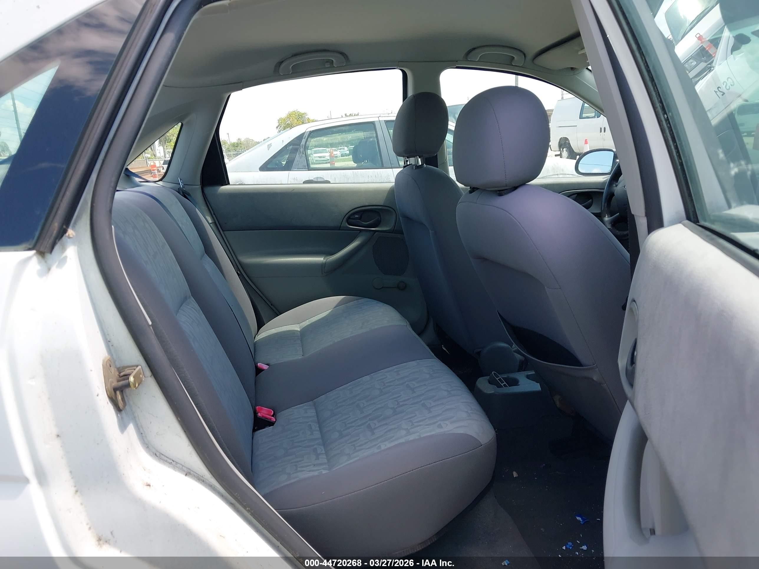 2005 Ford Focus Zx4 White vin: 1FAFP34N55W210746