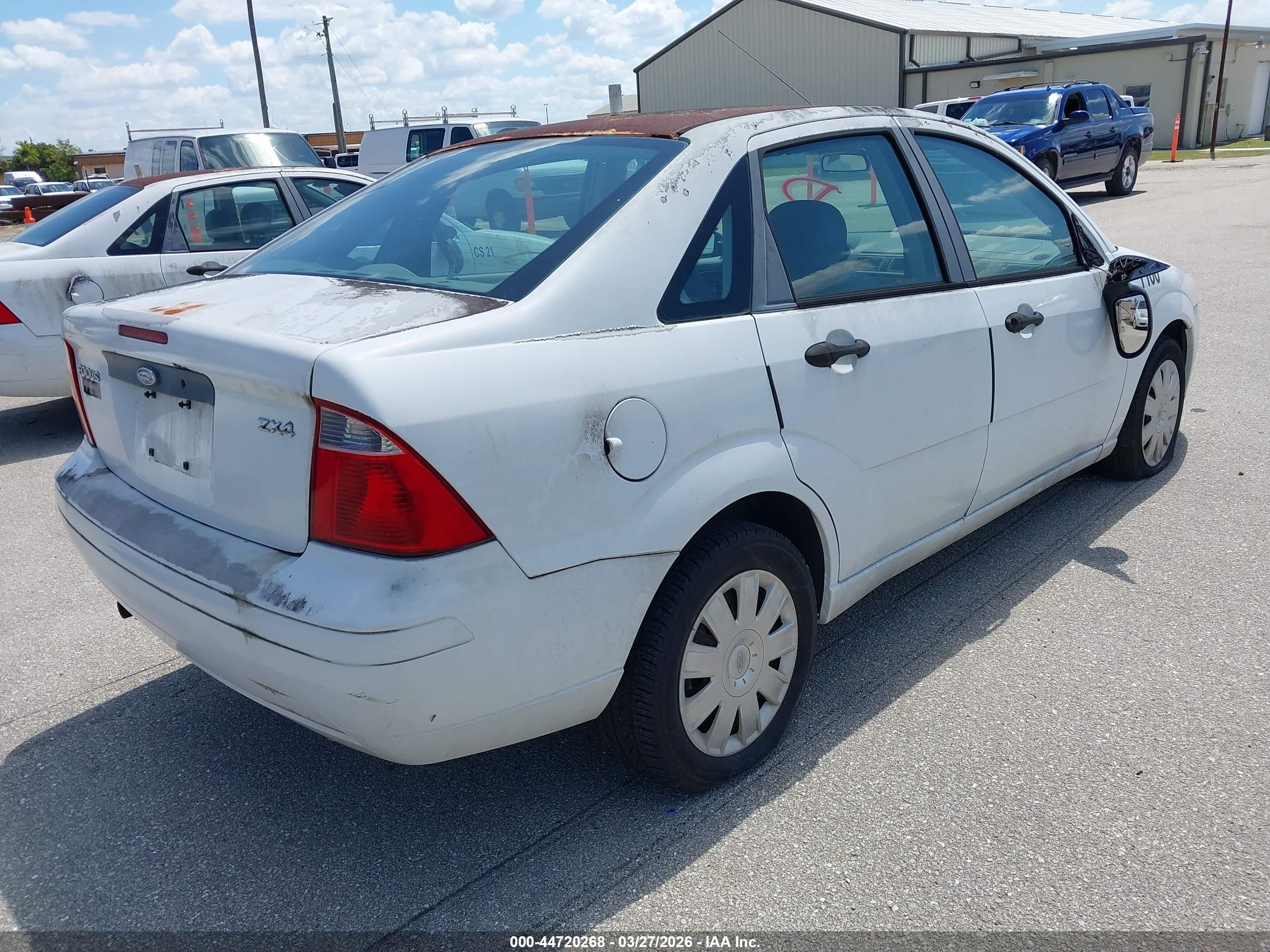 2005 Ford Focus Zx4 White vin: 1FAFP34N55W210746