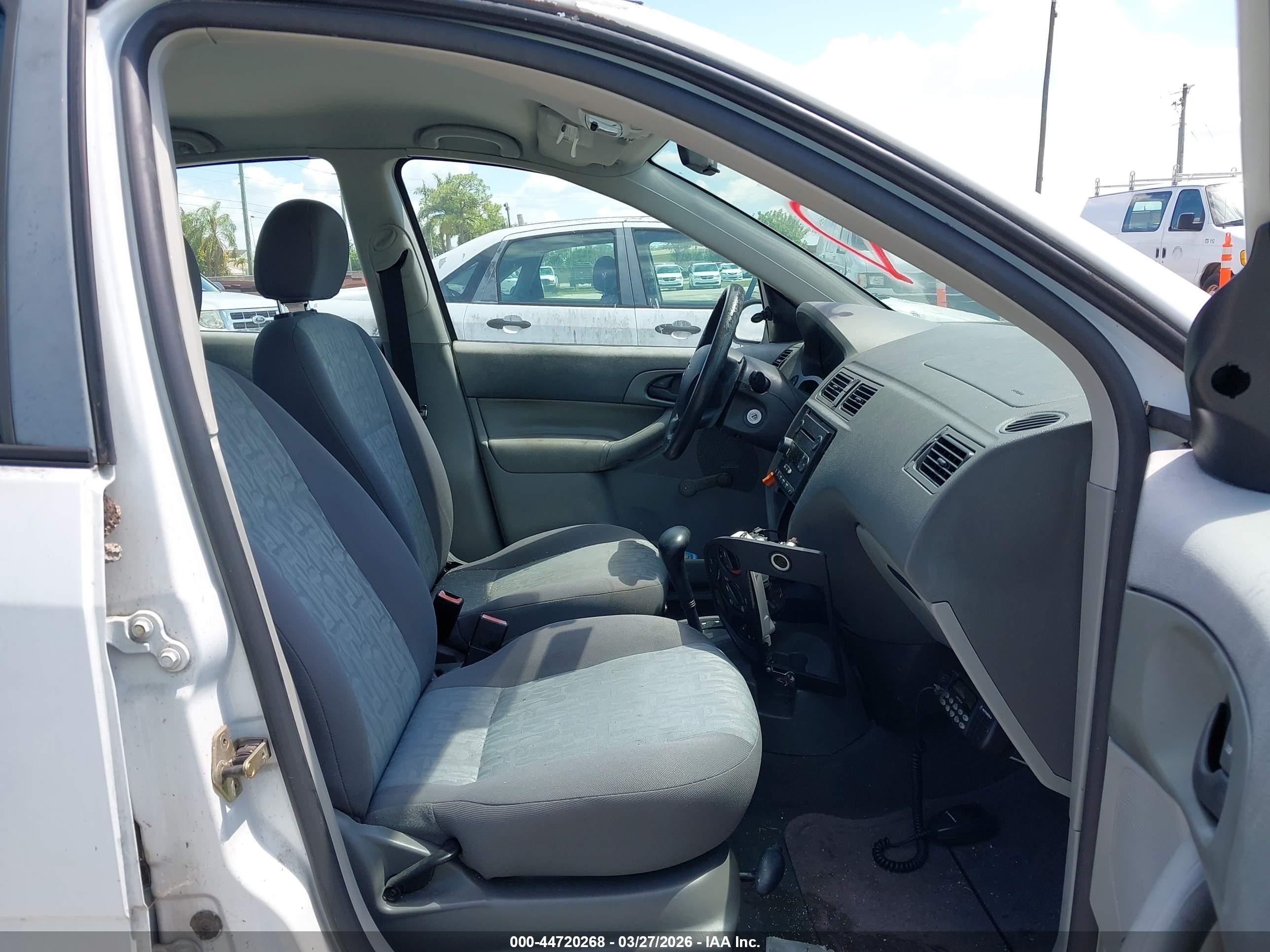 2005 Ford Focus Zx4 White vin: 1FAFP34N55W210746