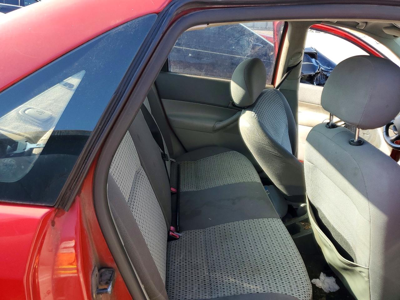 2005 Ford Focus Zx4 Red vin: 1FAFP34N55W223058